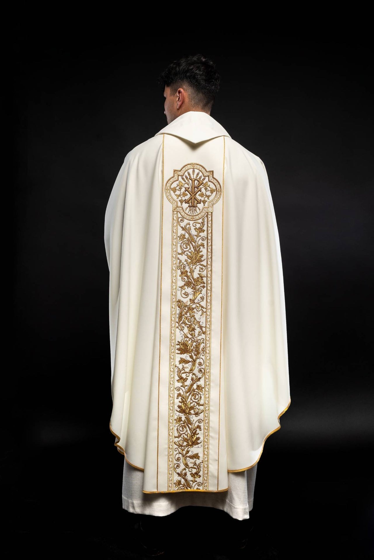 Ornat Liturgiczny Ecru z Haftem Serca Jezusa i PAX - alba.pl