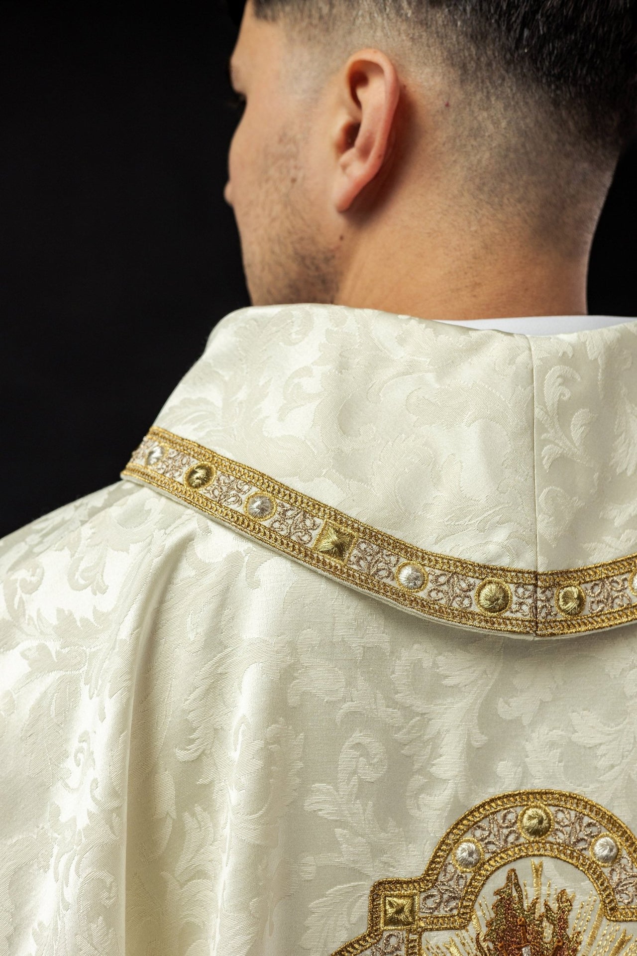 Ornat Liturgiczny Ecru z Haftem Serca Maryi na Żakardzie - alba.pl
