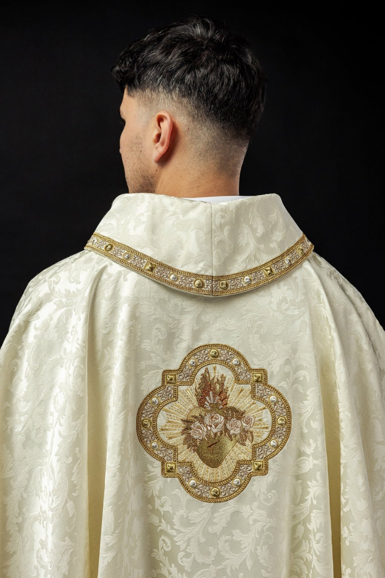 Ornat Liturgiczny Ecru z Haftem Serca Maryi na Żakardzie - alba.pl