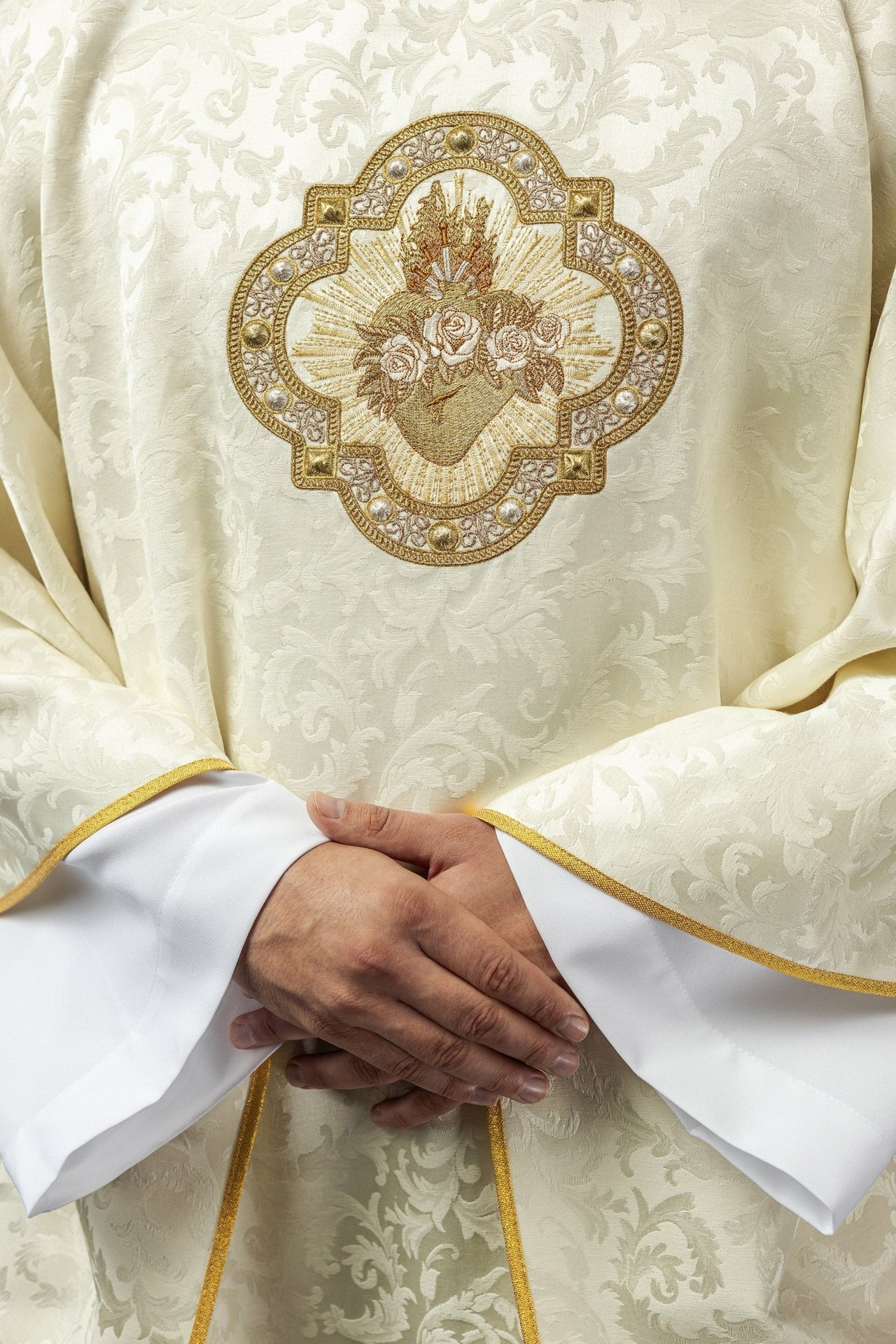 Ornat Liturgiczny Ecru z Haftem Serca Maryi na Żakardzie - alba.pl