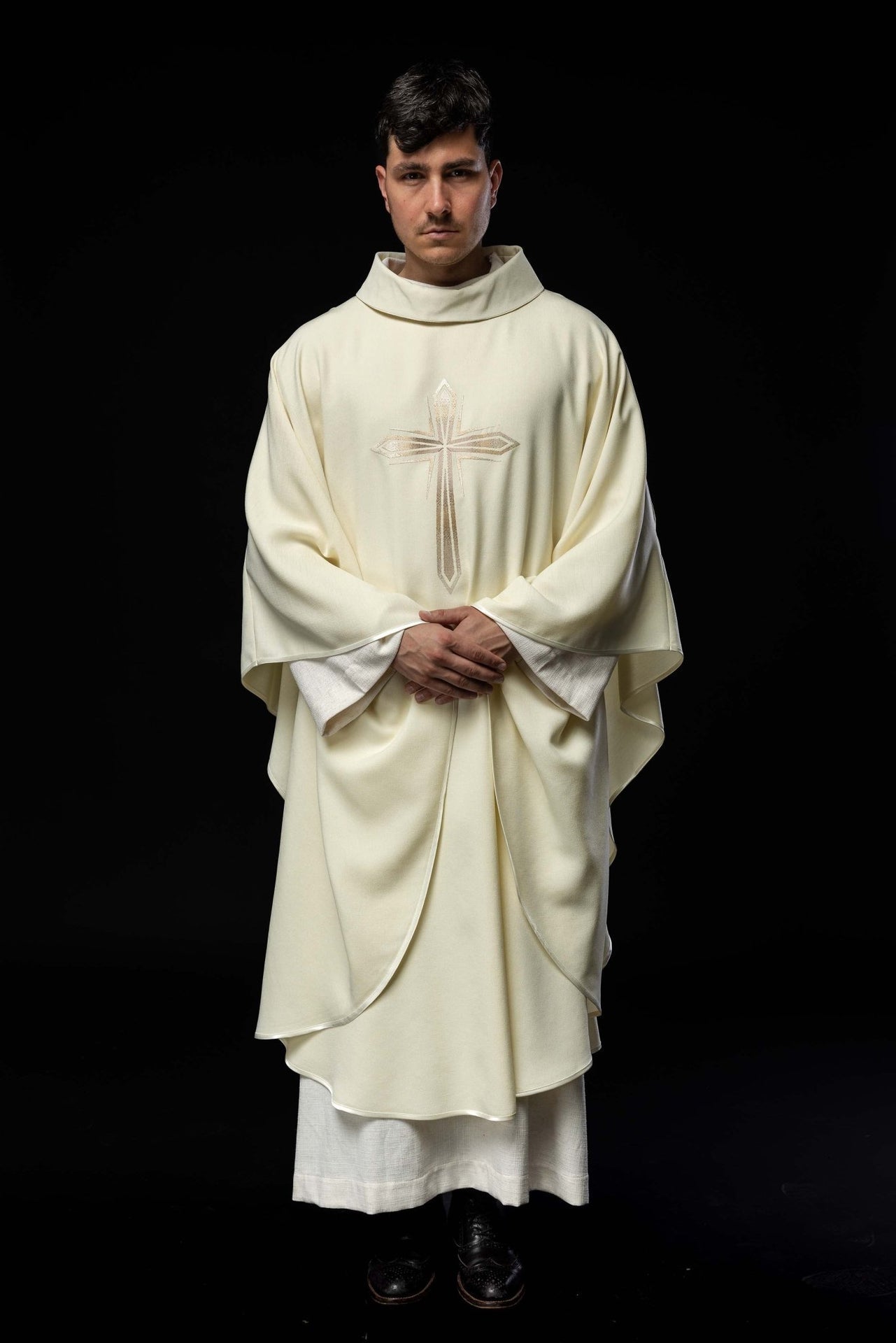 Ornat Liturgiczny Ecru z Haftowanym Krzyżem - Elegancki Design - alba.pl