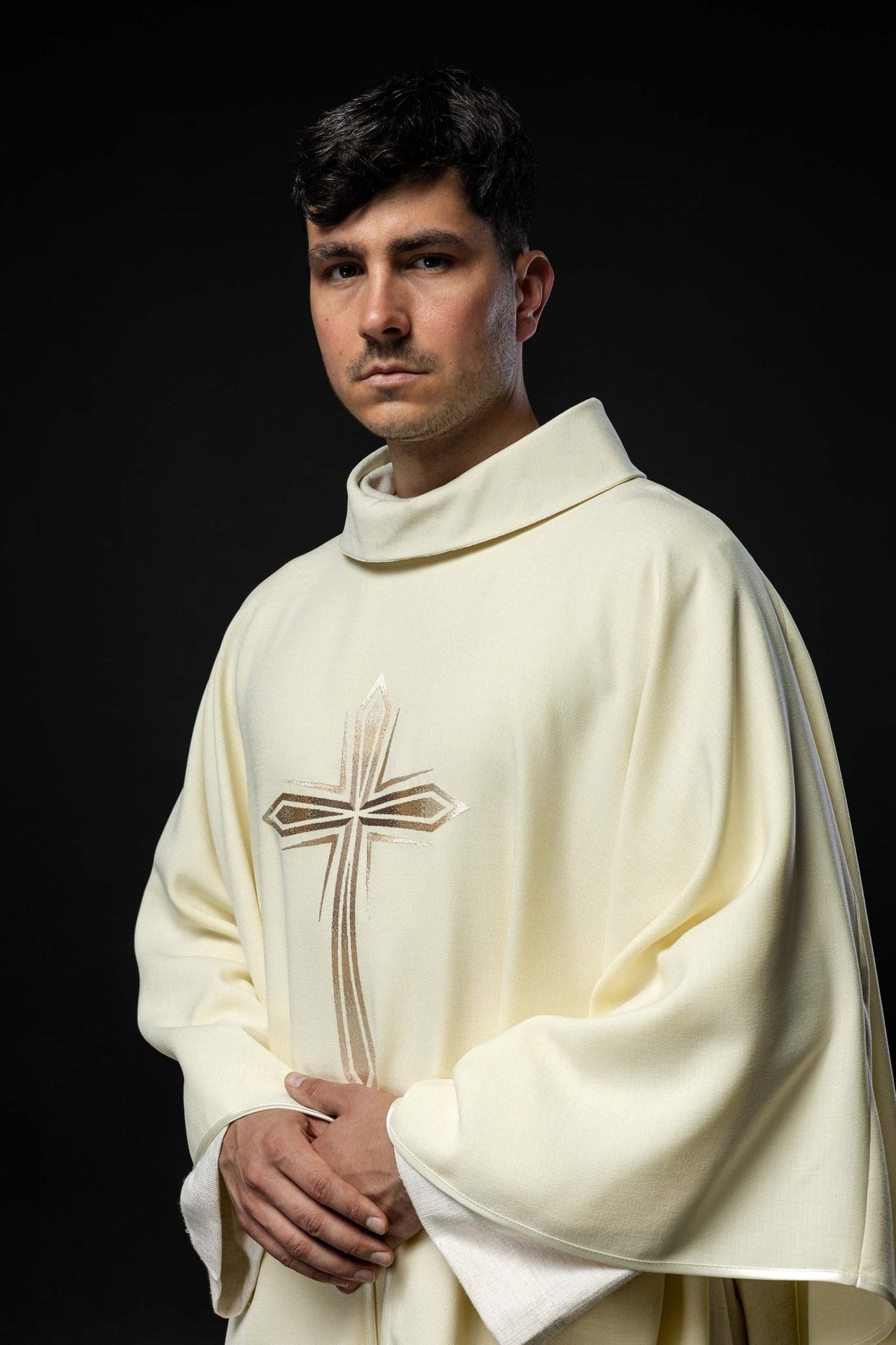 Ornat Liturgiczny Ecru z Haftowanym Krzyżem - Elegancki Design - alba.pl