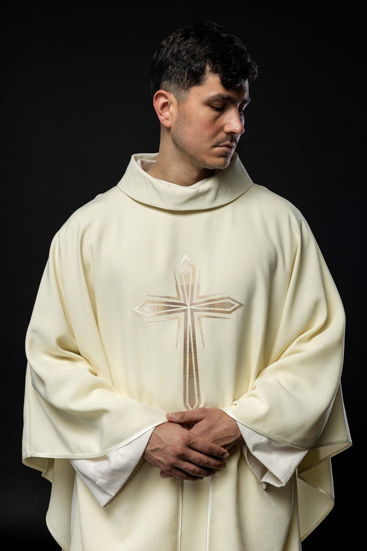 Ornat Liturgiczny Ecru z Haftowanym Krzyżem - Elegancki Design - alba.pl