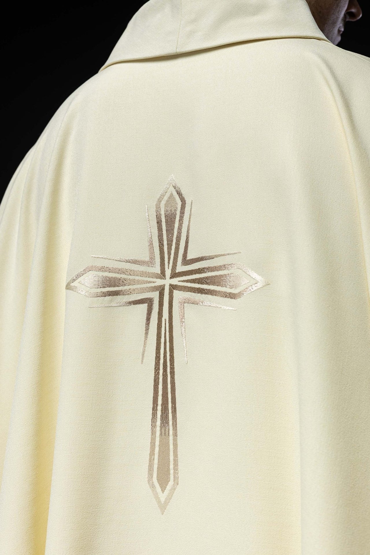 Ornat Liturgiczny Ecru z Haftowanym Krzyżem - Elegancki Design - alba.pl