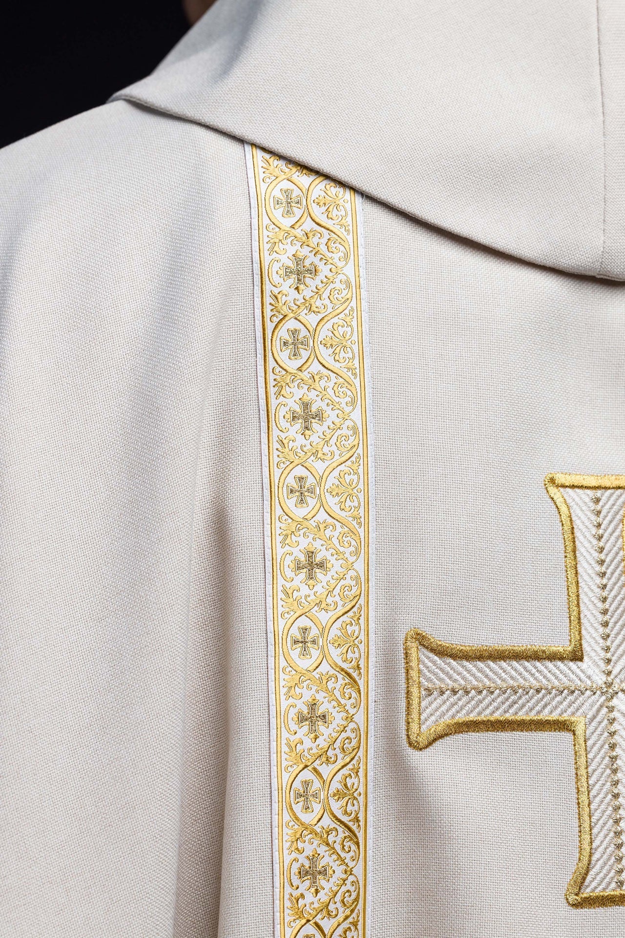 Ornat liturgiczny ecru z haftowanym krzyżem i taśmami żakardowymi - alba.pl