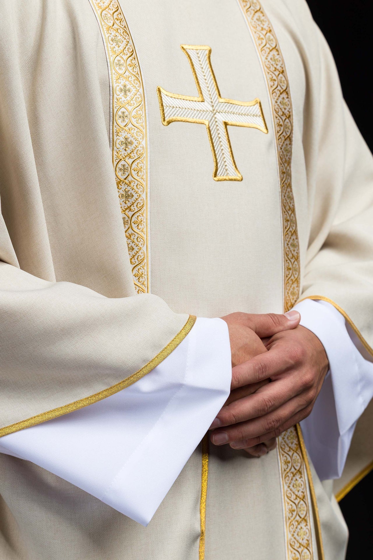 Ornat liturgiczny ecru z haftowanym krzyżem i taśmami żakardowymi - alba.pl