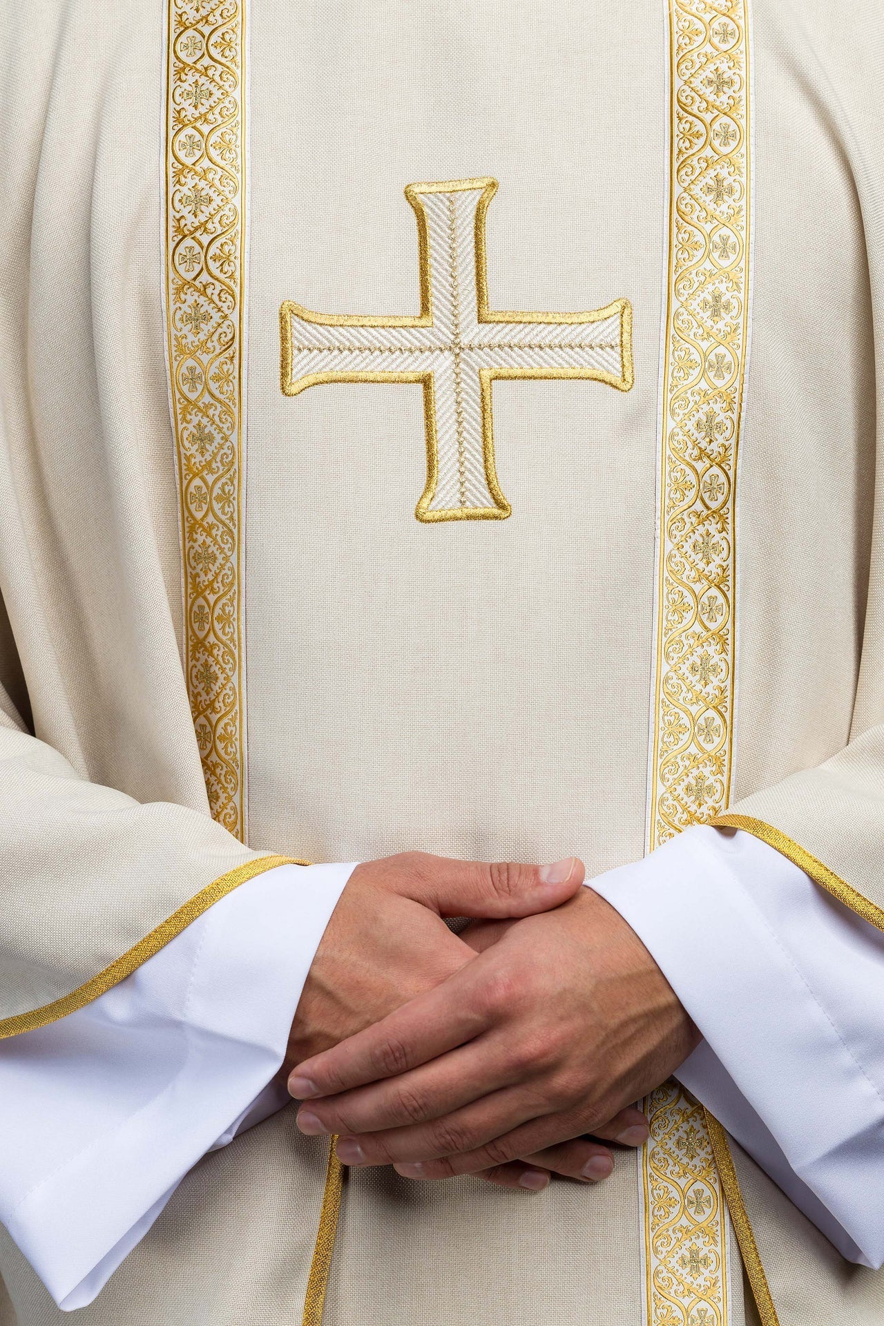 Ornat liturgiczny ecru z haftowanym krzyżem i taśmami żakardowymi - alba.pl