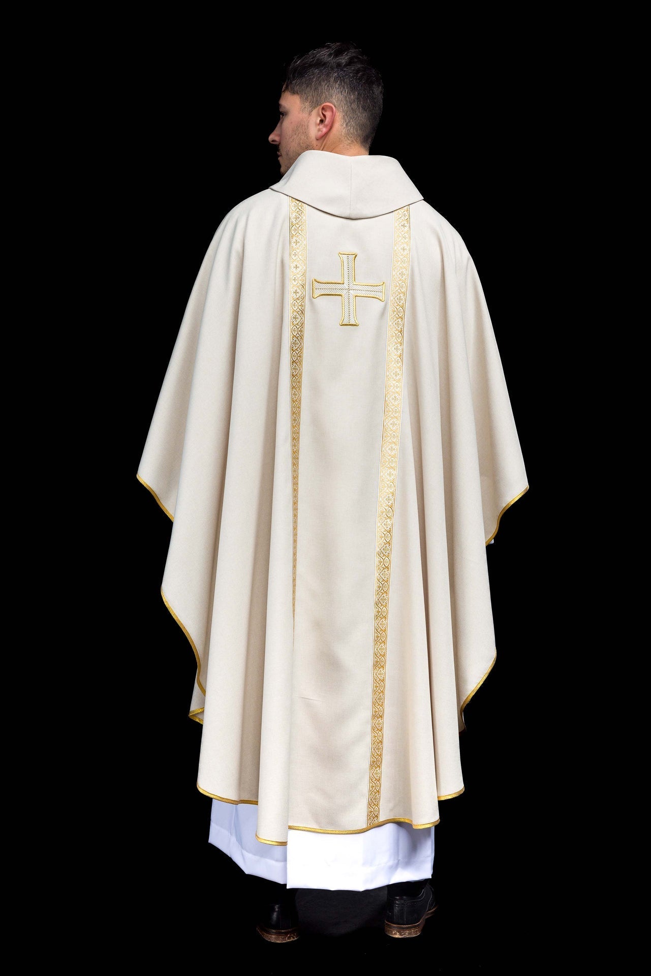 Ornat liturgiczny ecru z haftowanym krzyżem i taśmami żakardowymi - alba.pl