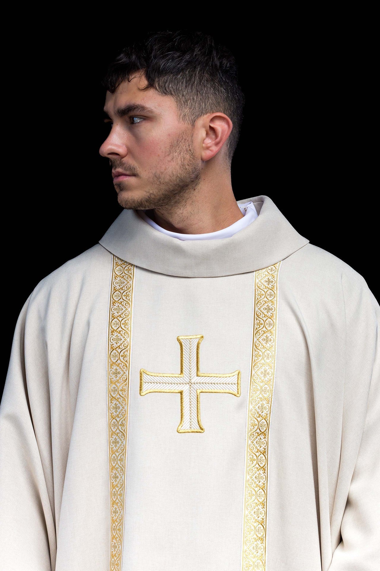 Ornat liturgiczny ecru z haftowanym krzyżem i taśmami żakardowymi - alba.pl