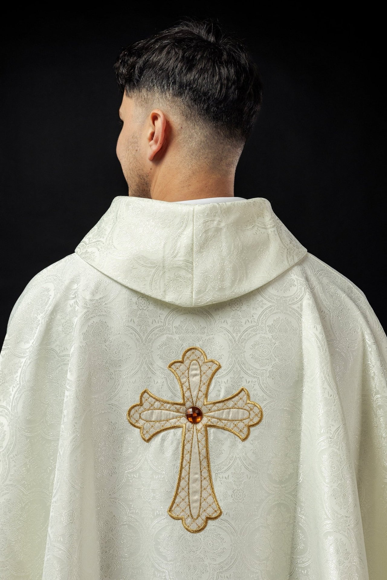 Ornat Liturgiczny Ecru z Haftowanym Krzyżem i Złotą Lamówką - alba.pl