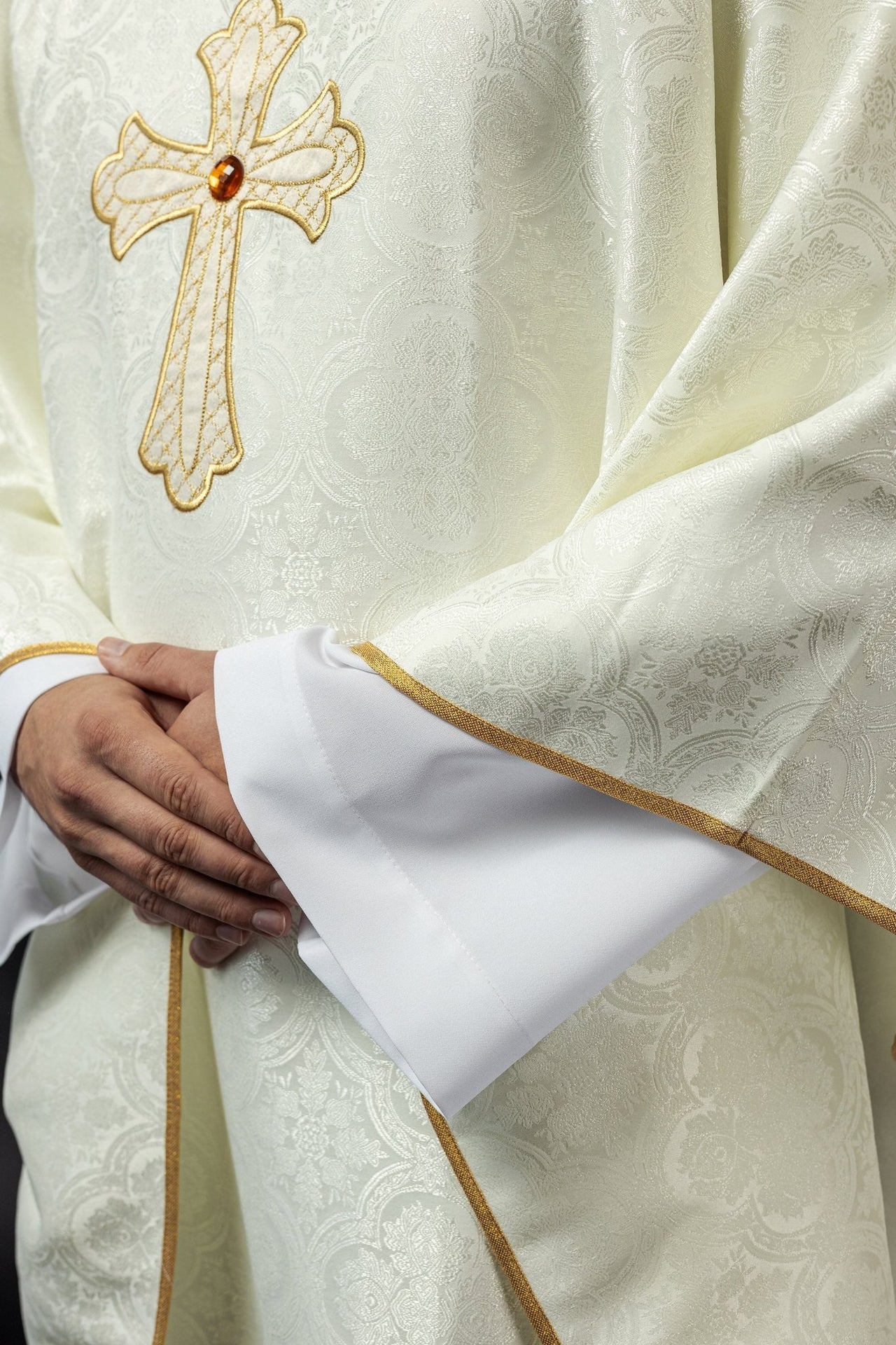 Ornat Liturgiczny Ecru z Haftowanym Krzyżem i Złotą Lamówką - alba.pl