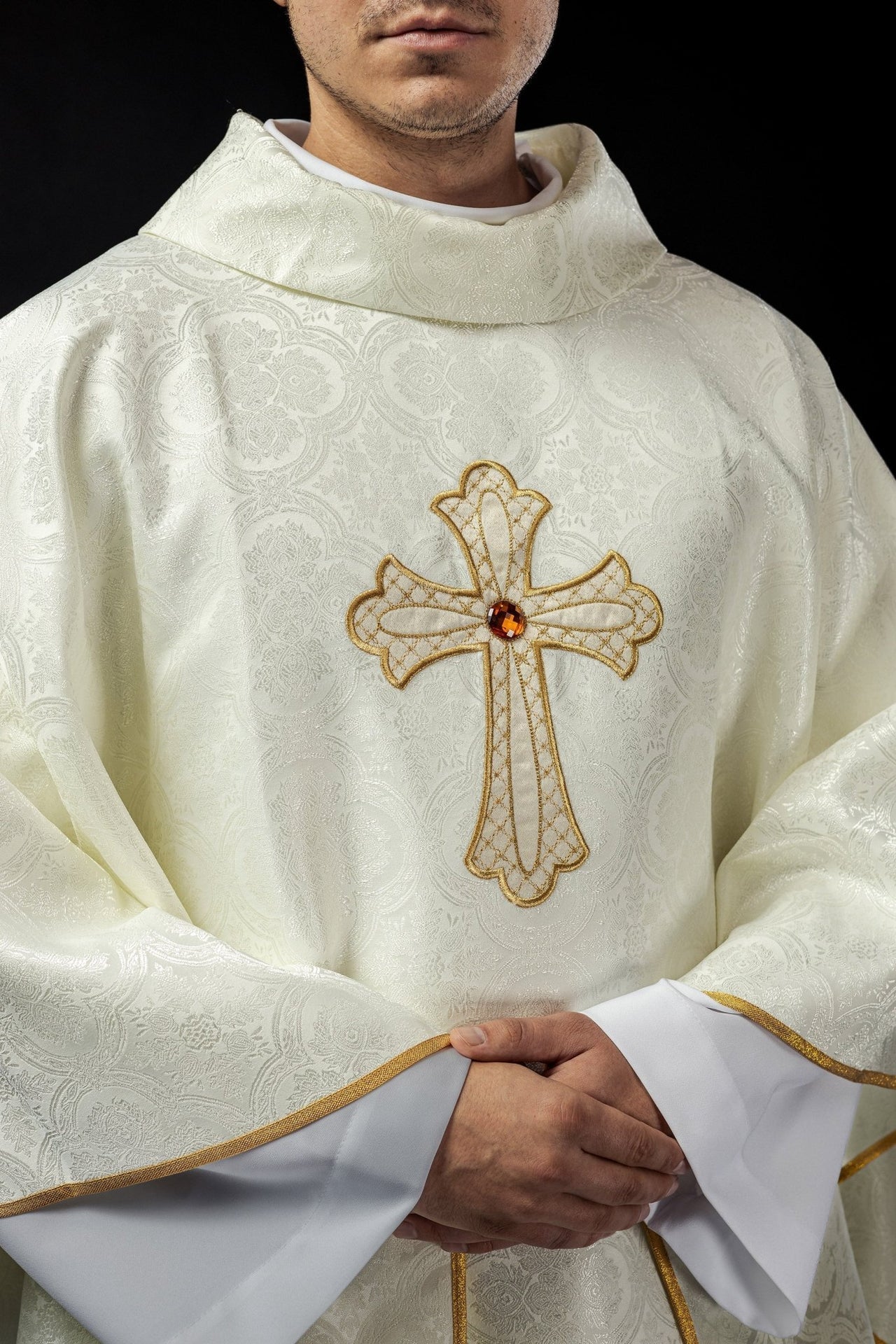 Ornat Liturgiczny Ecru z Haftowanym Krzyżem i Złotą Lamówką - alba.pl