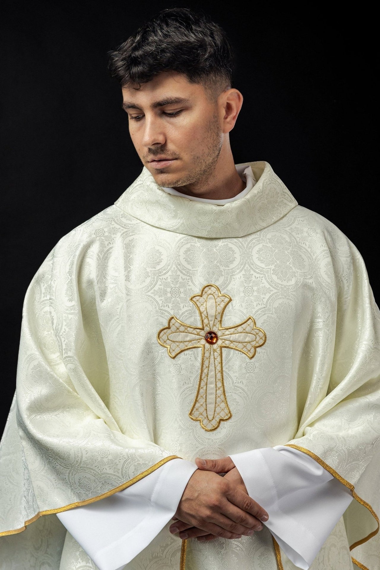 Ornat Liturgiczny Ecru z Haftowanym Krzyżem i Złotą Lamówką - alba.pl