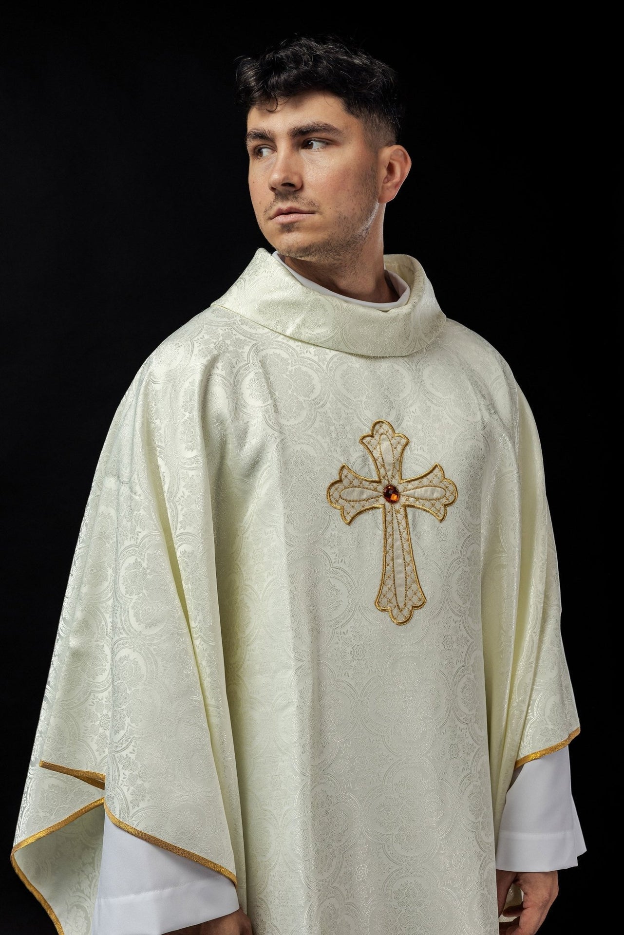 Ornat Liturgiczny Ecru z Haftowanym Krzyżem i Złotą Lamówką - alba.pl