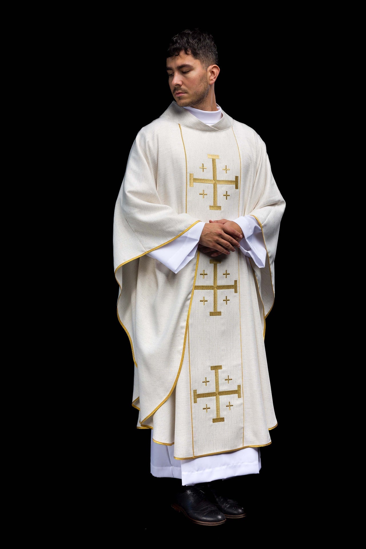 Ornat Liturgiczny Ecru z Haftowanym Krzyżem Jerozolimskim - alba.pl