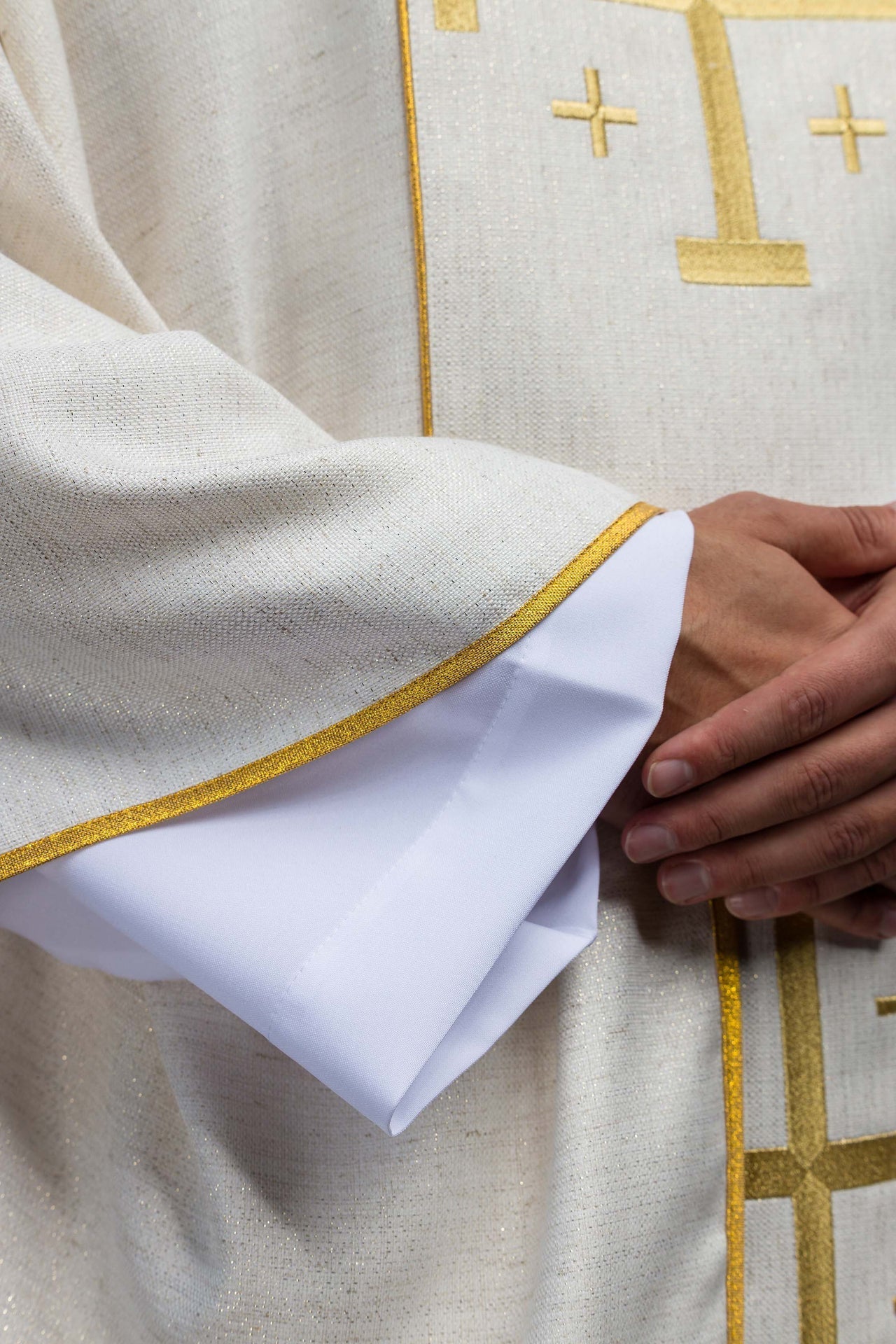 Ornat Liturgiczny Ecru z Haftowanym Krzyżem Jerozolimskim - alba.pl
