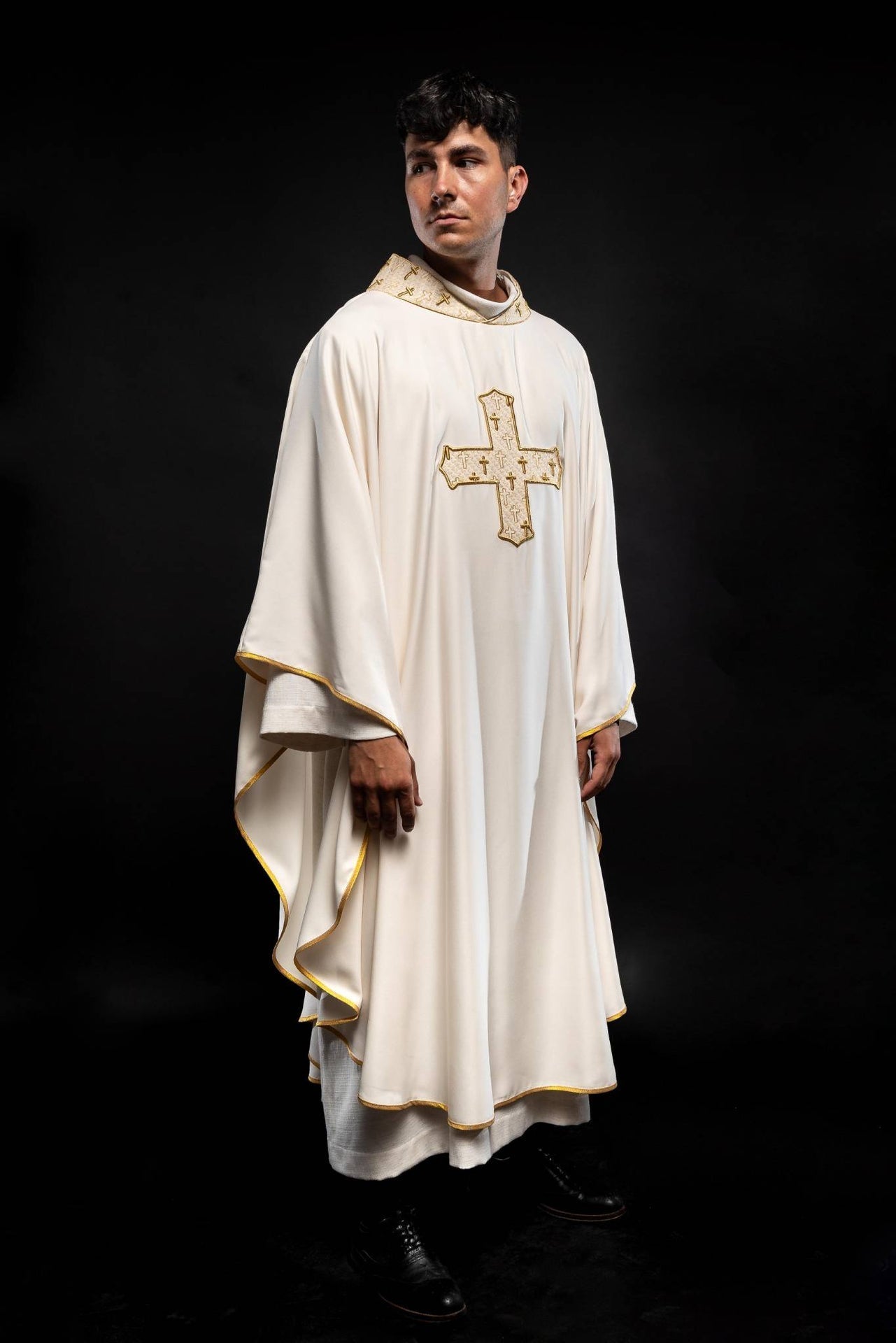 Ornat Liturgiczny Ecru z Haftowanym Krzyżem - Polska Produkcja - alba.pl