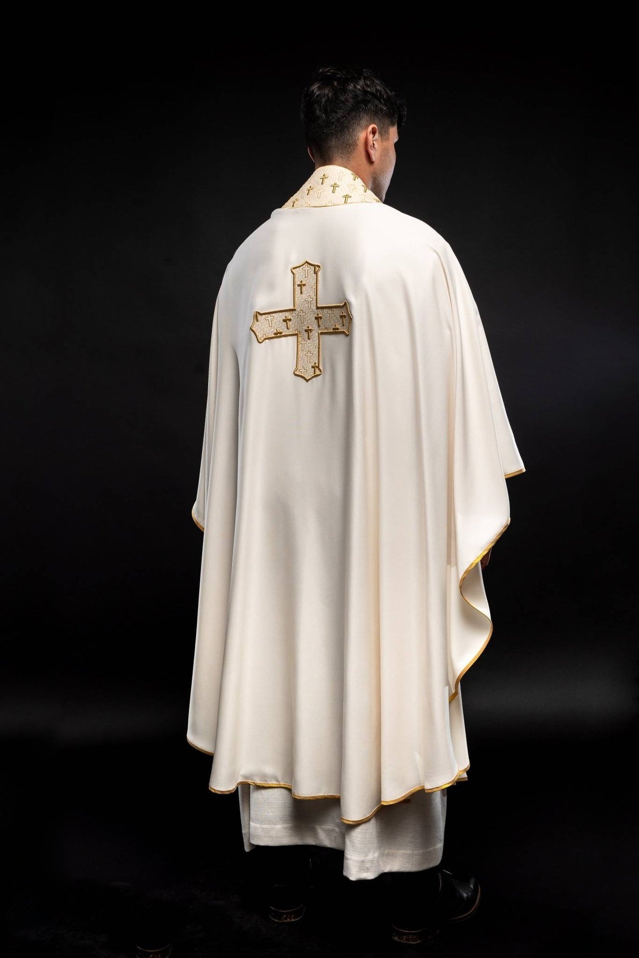 Ornat Liturgiczny Ecru z Haftowanym Krzyżem - Polska Produkcja - alba.pl