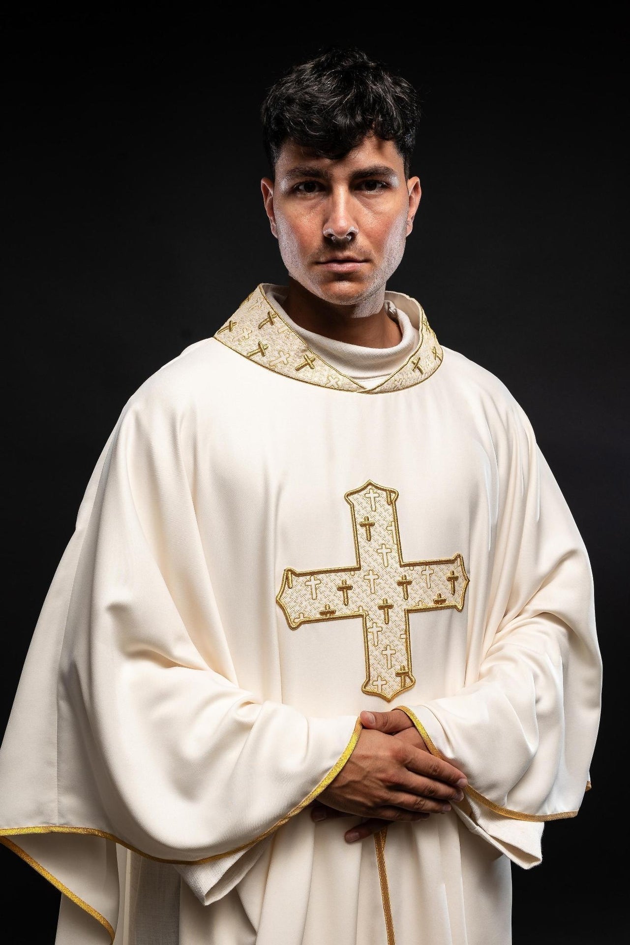 Ornat Liturgiczny Ecru z Haftowanym Krzyżem - Polska Produkcja - alba.pl