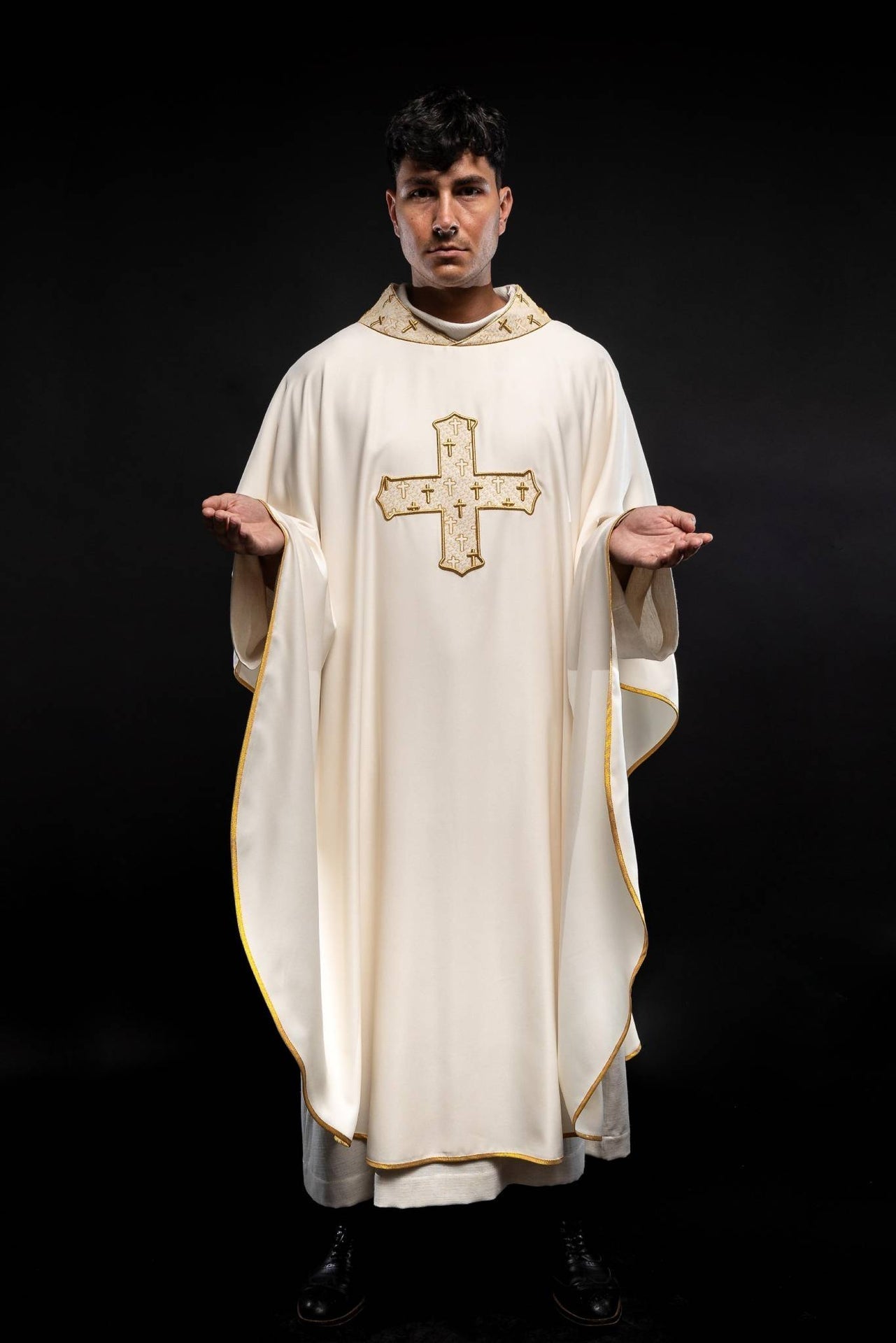 Ornat Liturgiczny Ecru z Haftowanym Krzyżem - Polska Produkcja - alba.pl