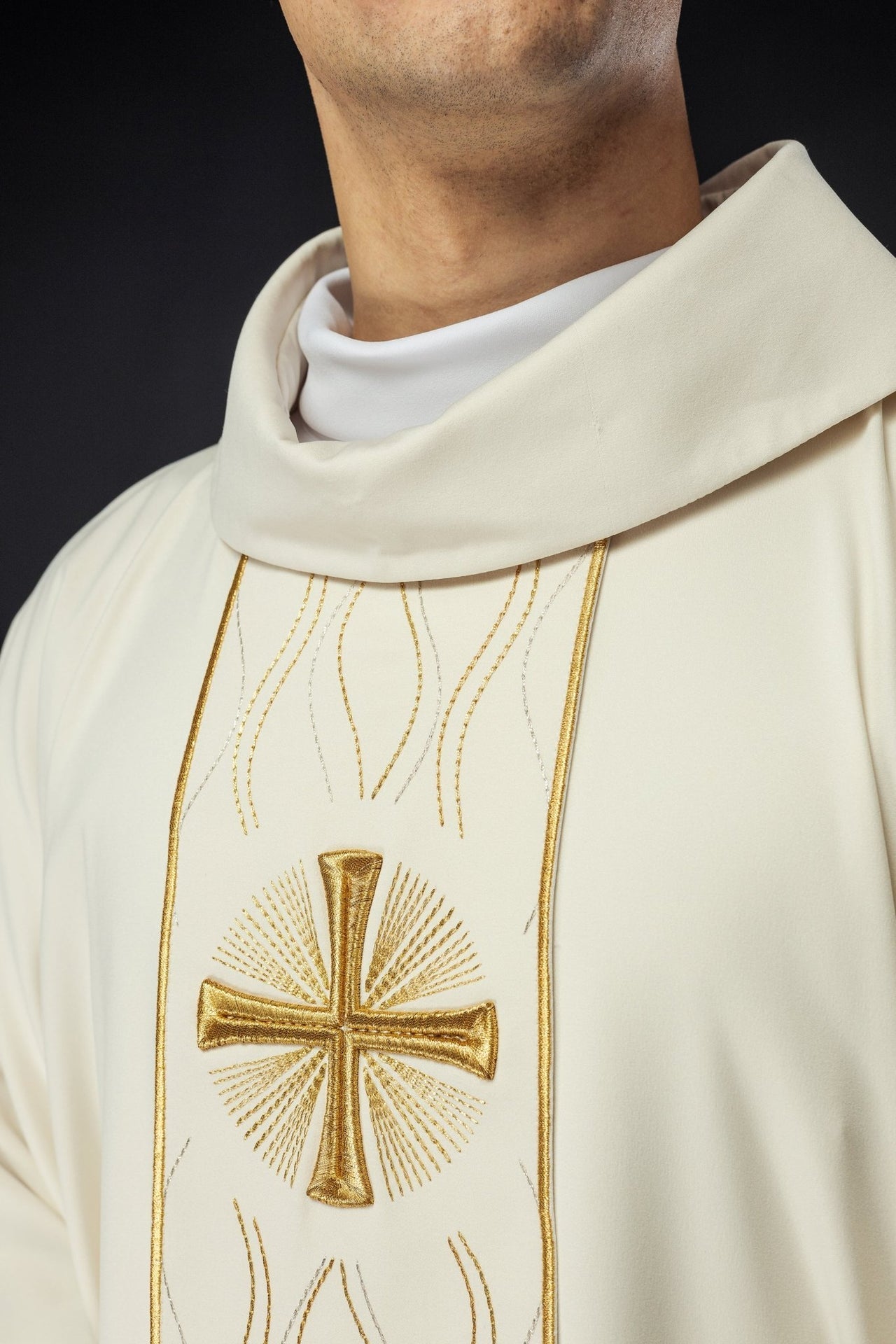 Ornat Liturgiczny Ecru z Haftowanym Krzyżem - Polski Producent - alba.pl