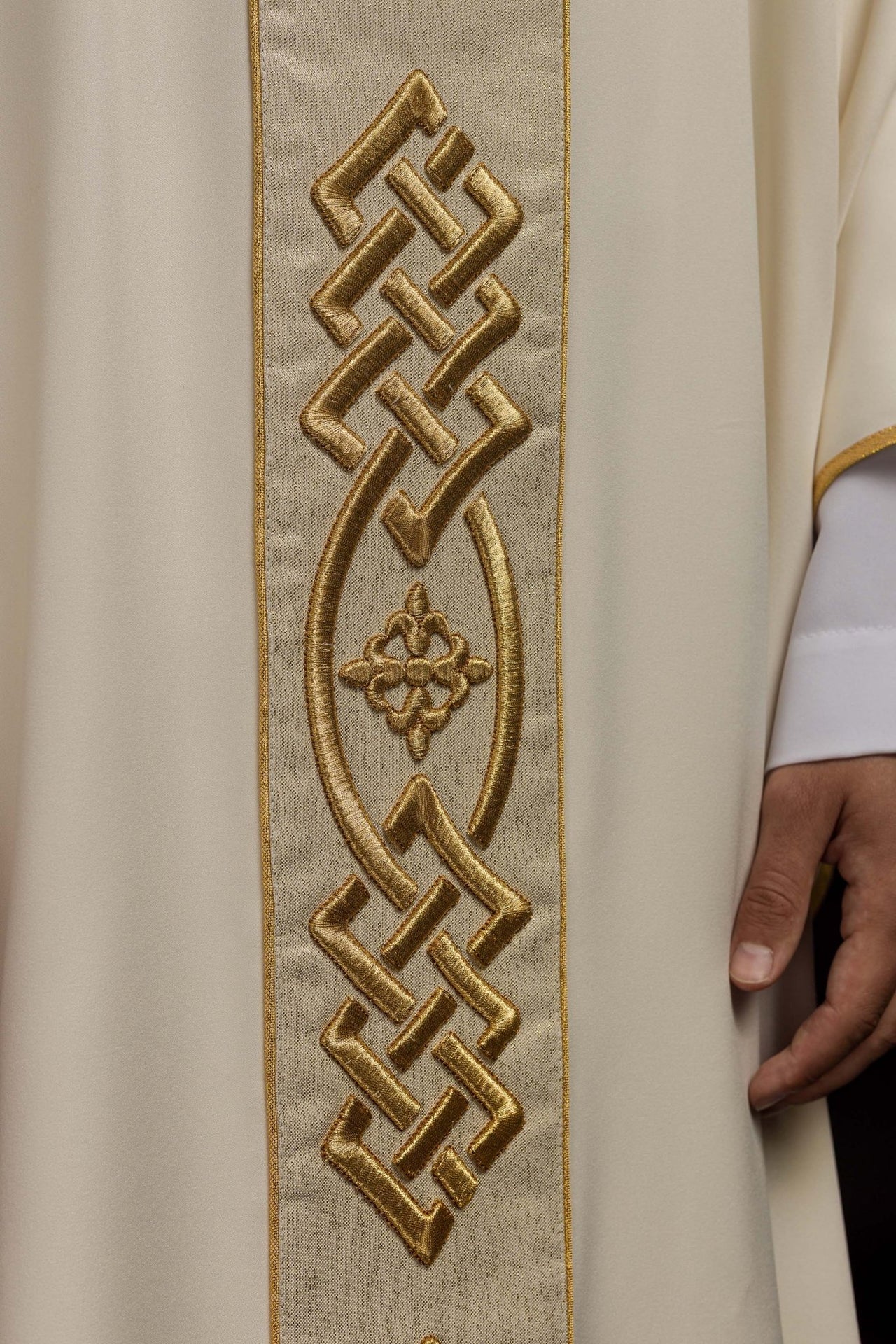 Ornat Liturgiczny Ecru z Haftowanym Krzyżem - Polski Produkt - alba.pl
