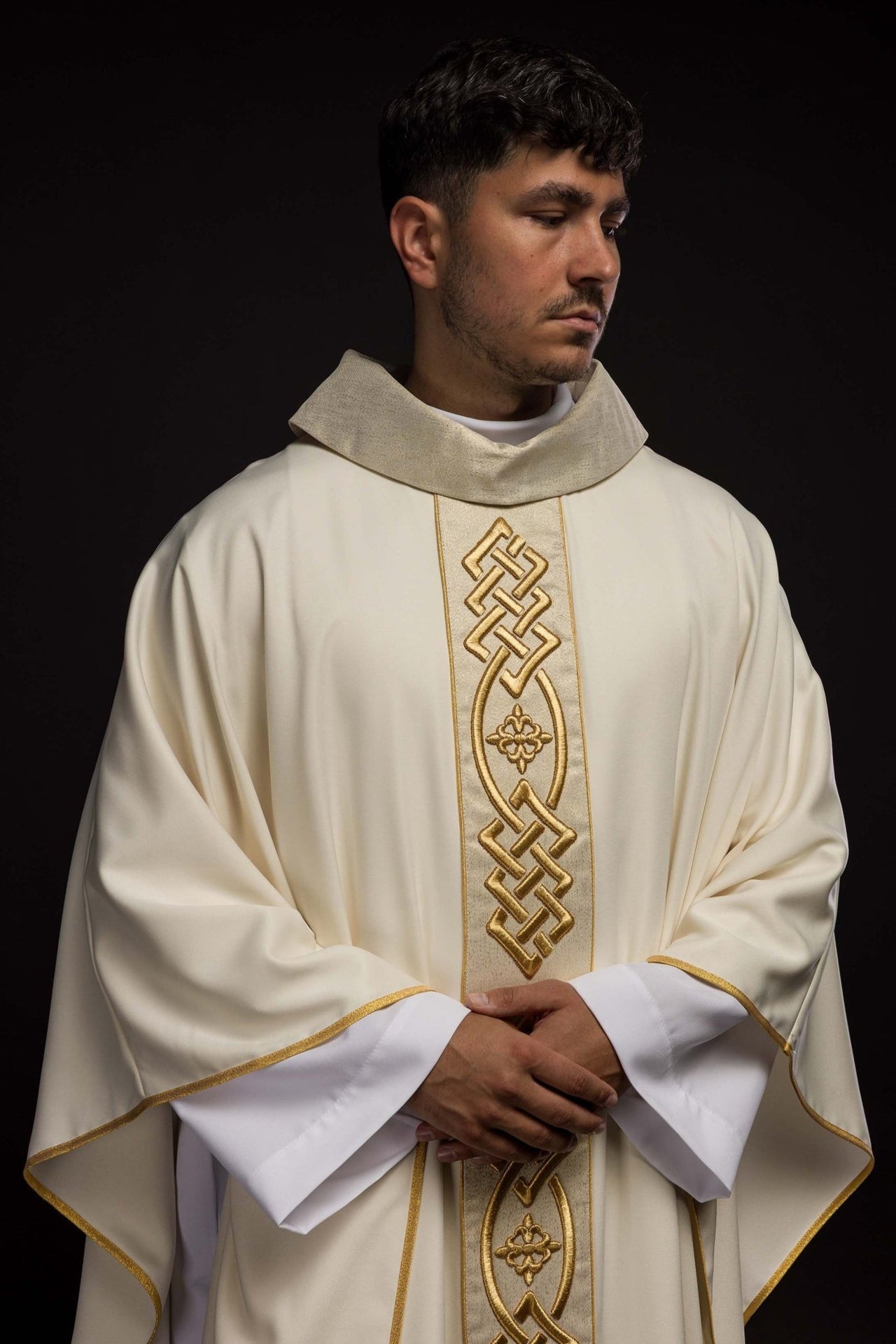 Ornat Liturgiczny Ecru z Haftowanym Krzyżem - Polski Produkt - alba.pl