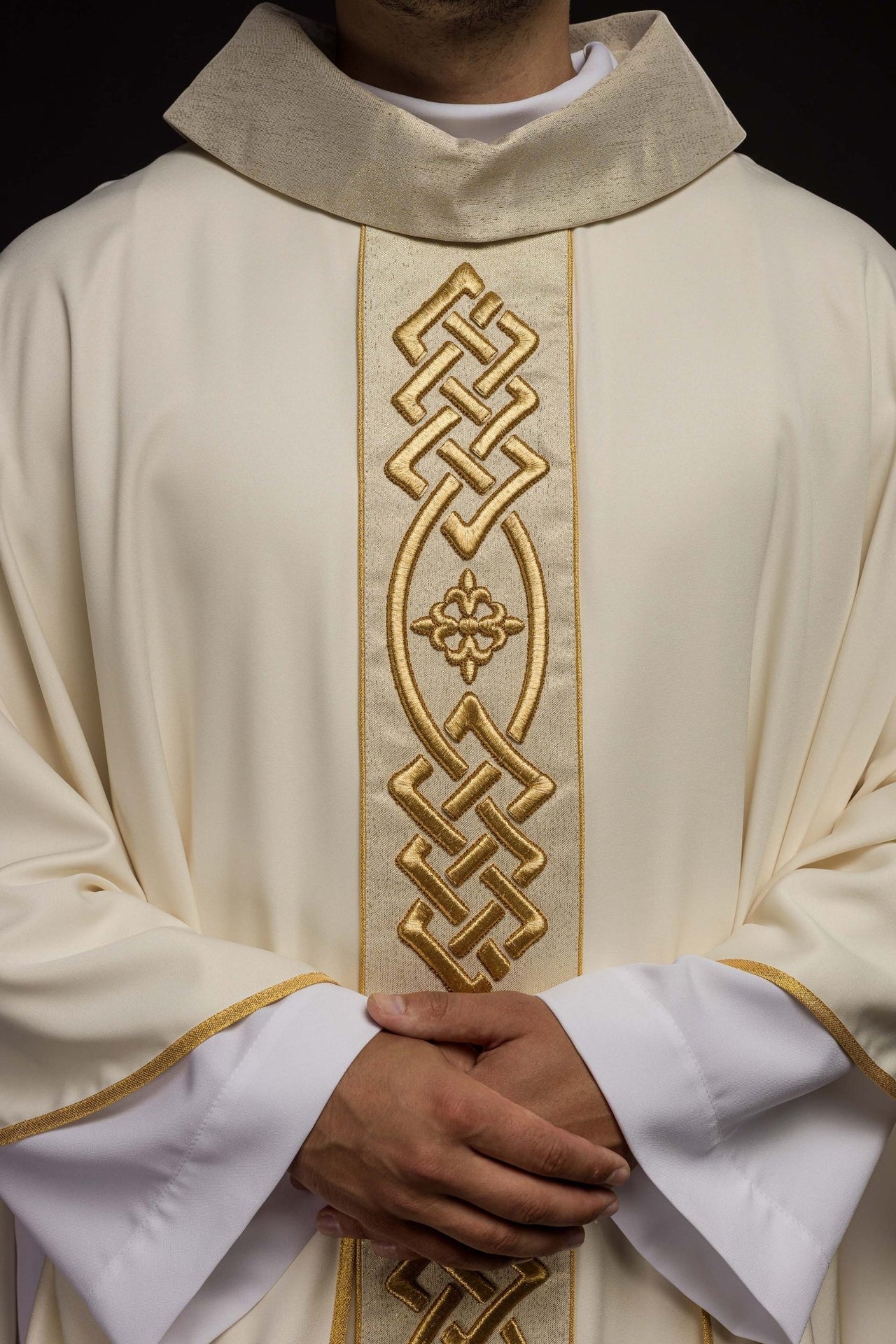 Ornat Liturgiczny Ecru z Haftowanym Krzyżem - Polski Produkt - alba.pl
