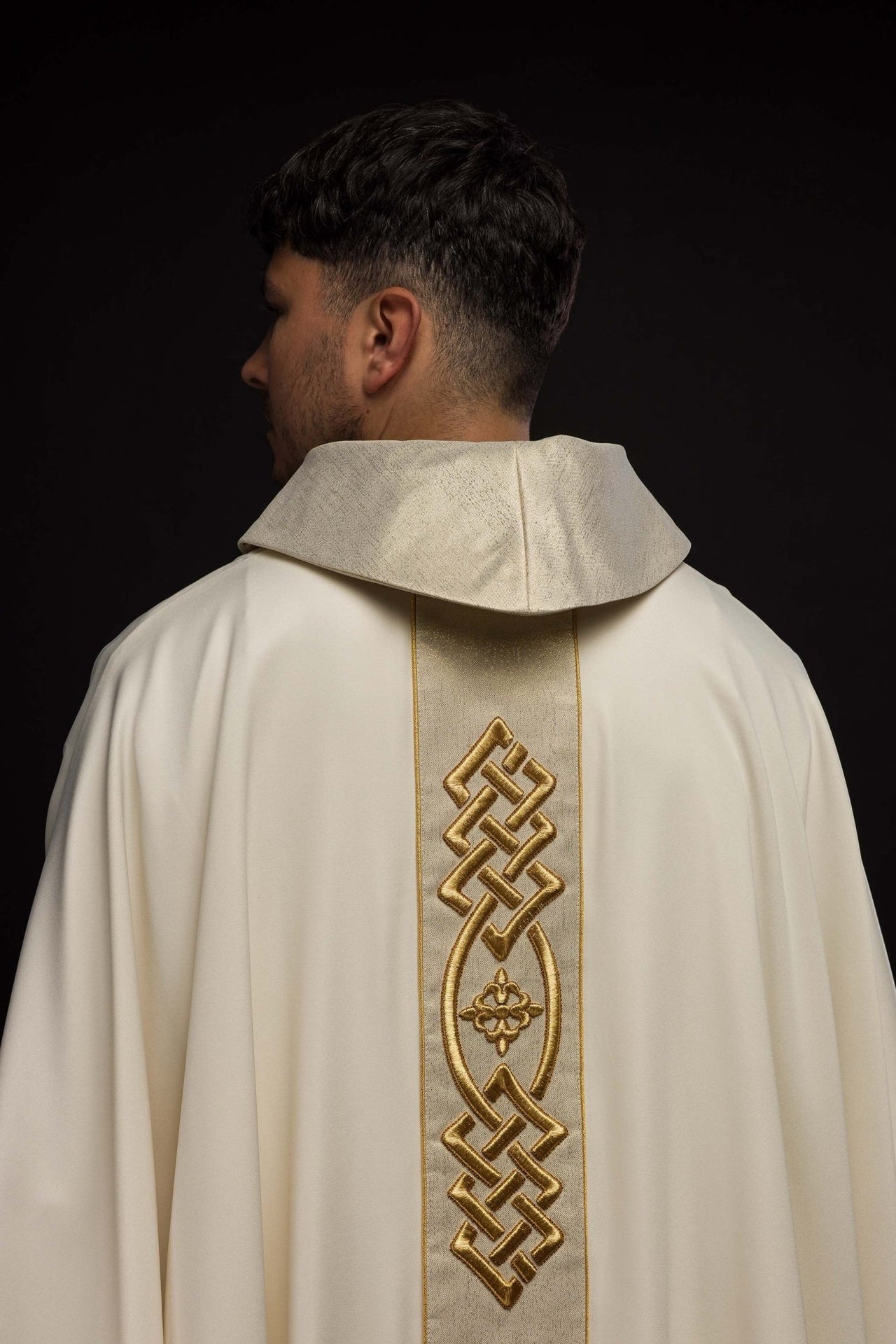 Ornat Liturgiczny Ecru z Haftowanym Krzyżem - Polski Produkt - alba.pl