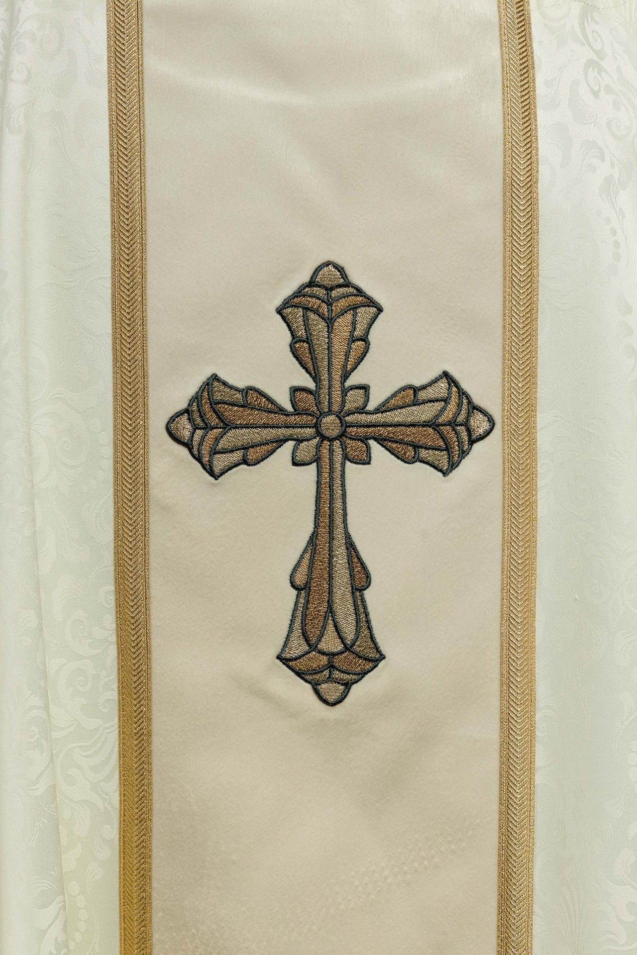 Ornat Liturgiczny Ecru z Haftowanym Krzyżem Żakardowym - alba.pl