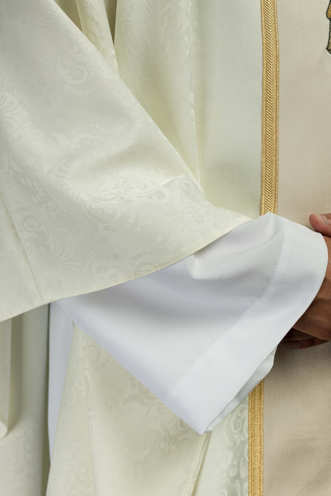 Ornat Liturgiczny Ecru z Haftowanym Krzyżem Żakardowym - alba.pl