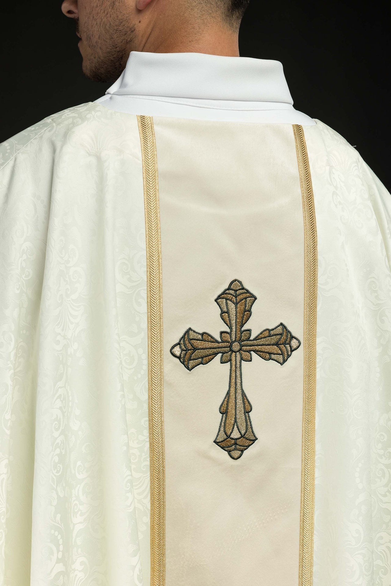 Ornat Liturgiczny Ecru z Haftowanym Krzyżem Żakardowym - alba.pl