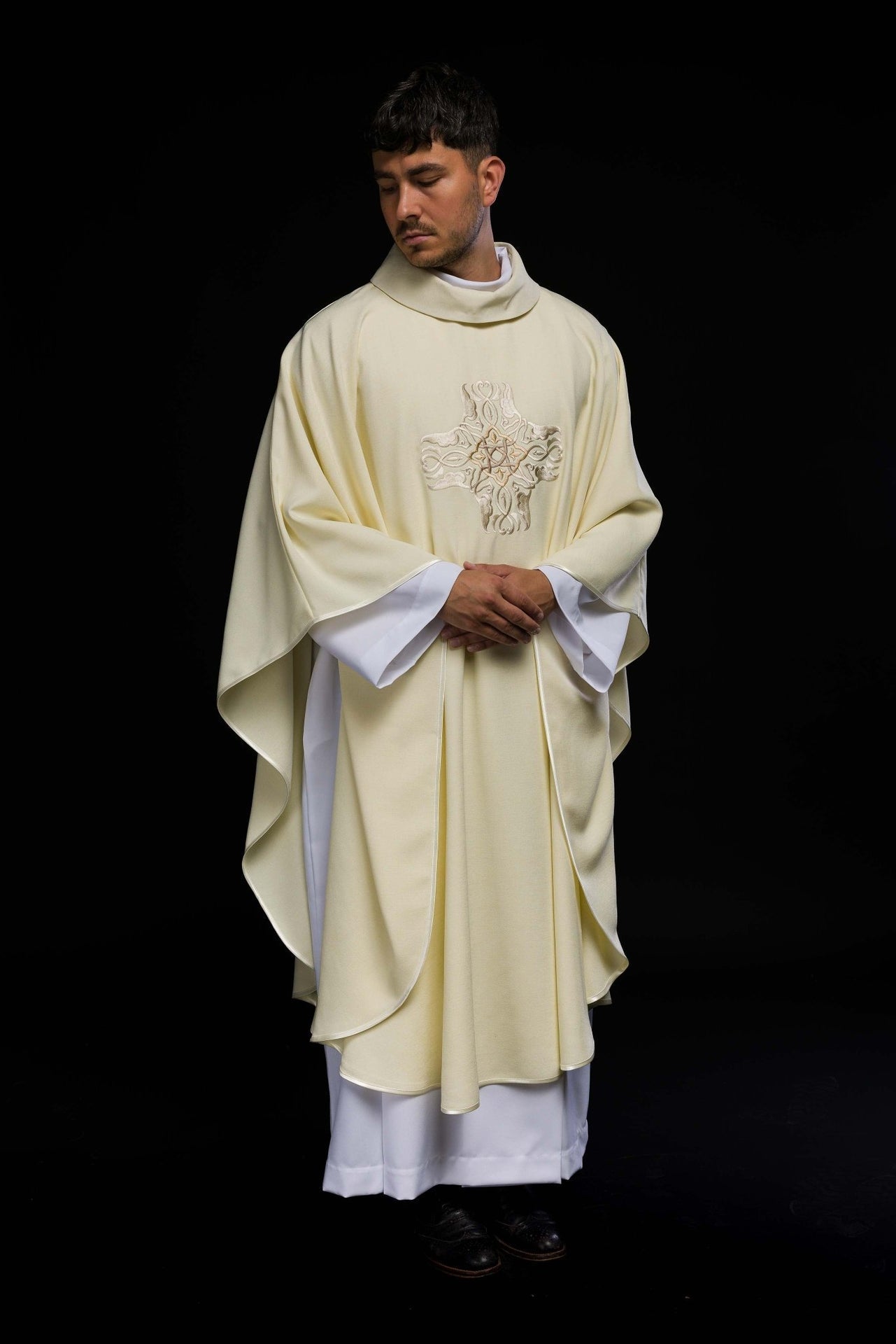 Ornat Liturgiczny Ecru z Haftowanym Krzyżem Złotym Nicią - alba.pl