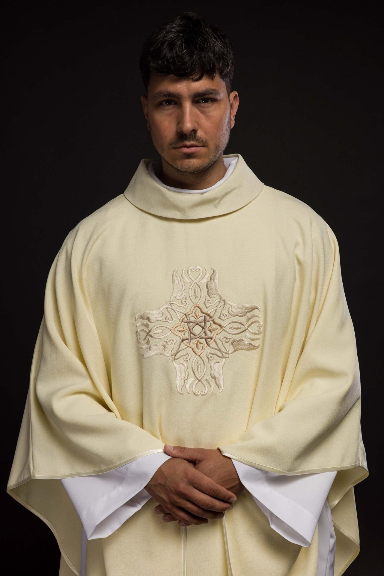 Ornat Liturgiczny Ecru z Haftowanym Krzyżem Złotym Nicią - alba.pl