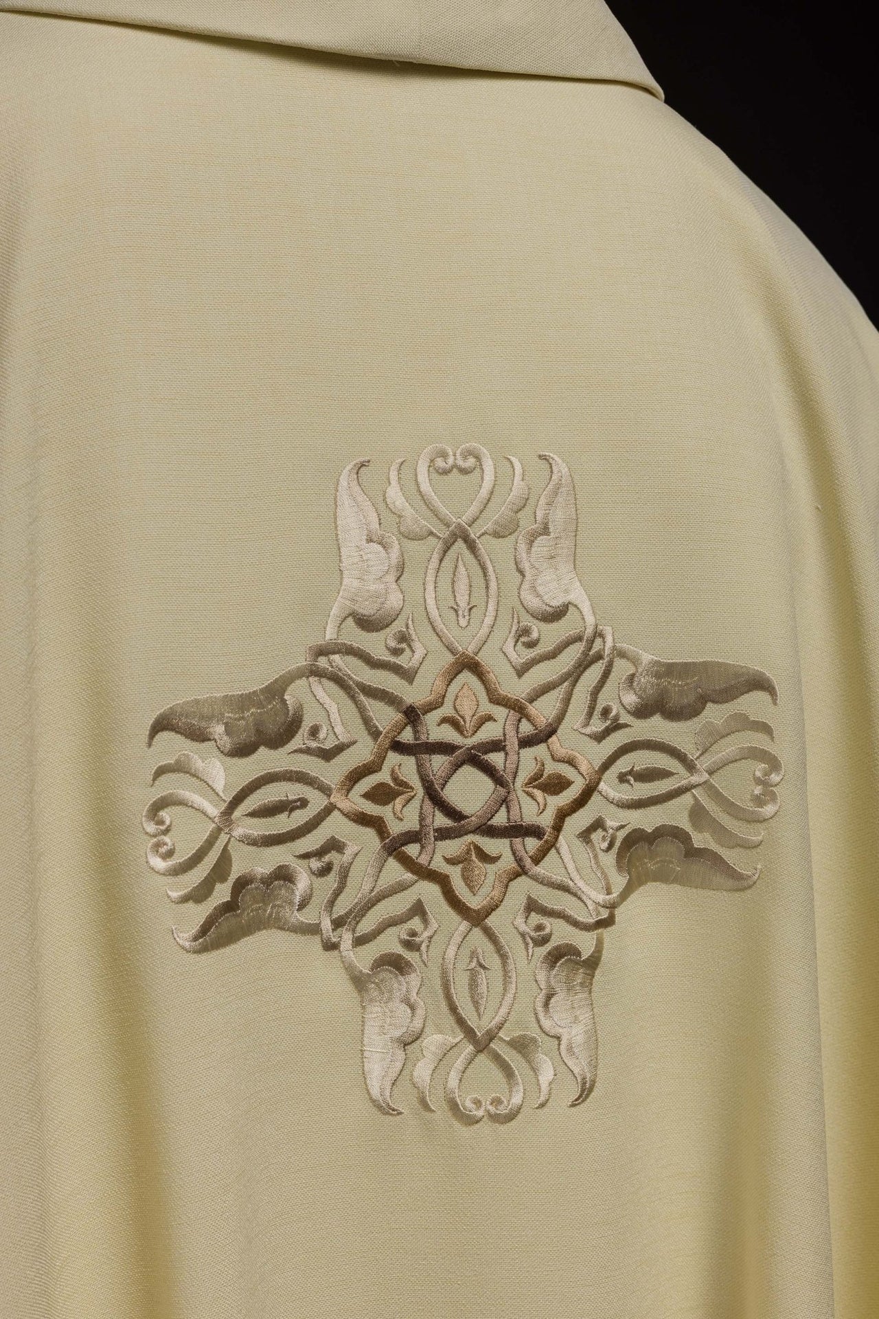 Ornat Liturgiczny Ecru z Haftowanym Krzyżem Złotym Nicią - alba.pl