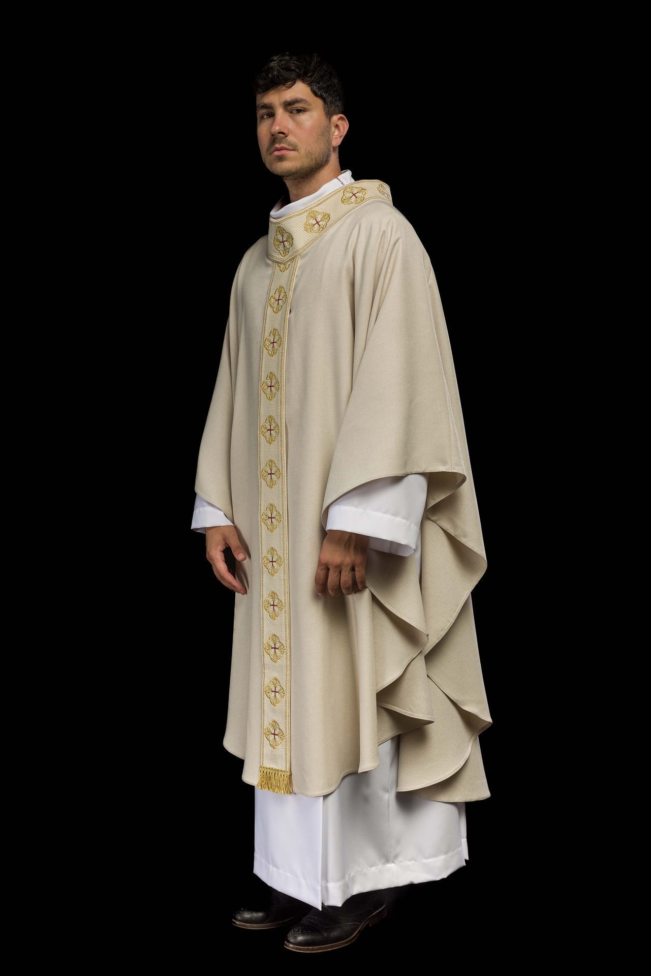 Ornat Liturgiczny Ecru z Haftowanym Pasem i Kołnierzem w Krzyże - alba.pl