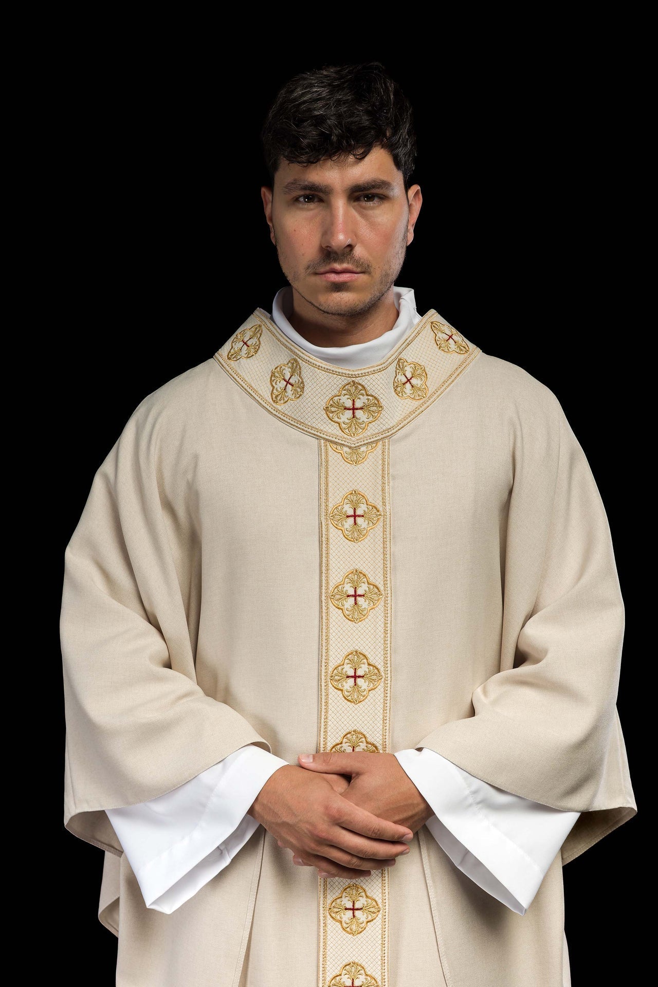 Ornat Liturgiczny Ecru z Haftowanym Pasem i Kołnierzem w Krzyże - alba.pl