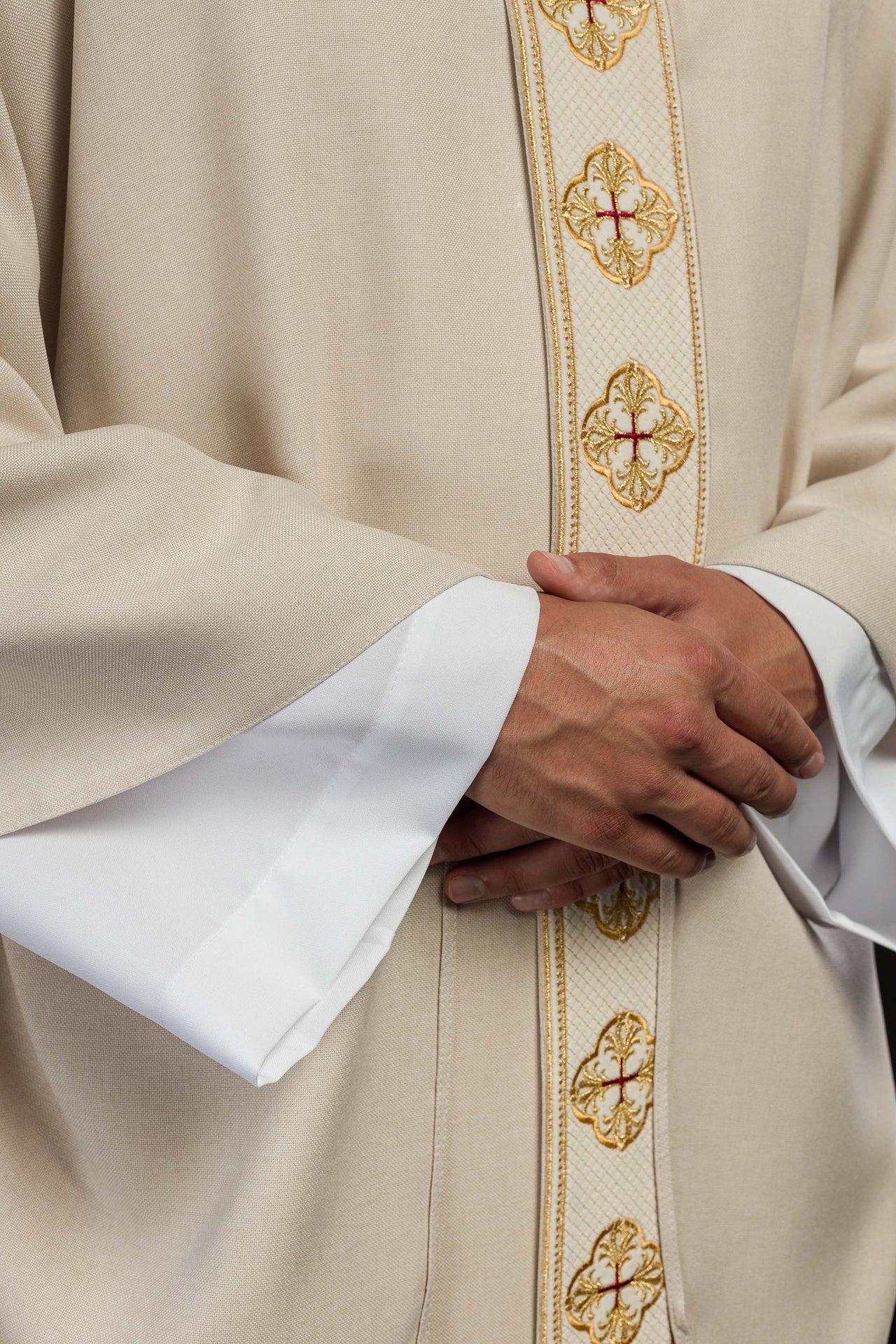 Ornat Liturgiczny Ecru z Haftowanym Pasem i Kołnierzem w Krzyże - alba.pl