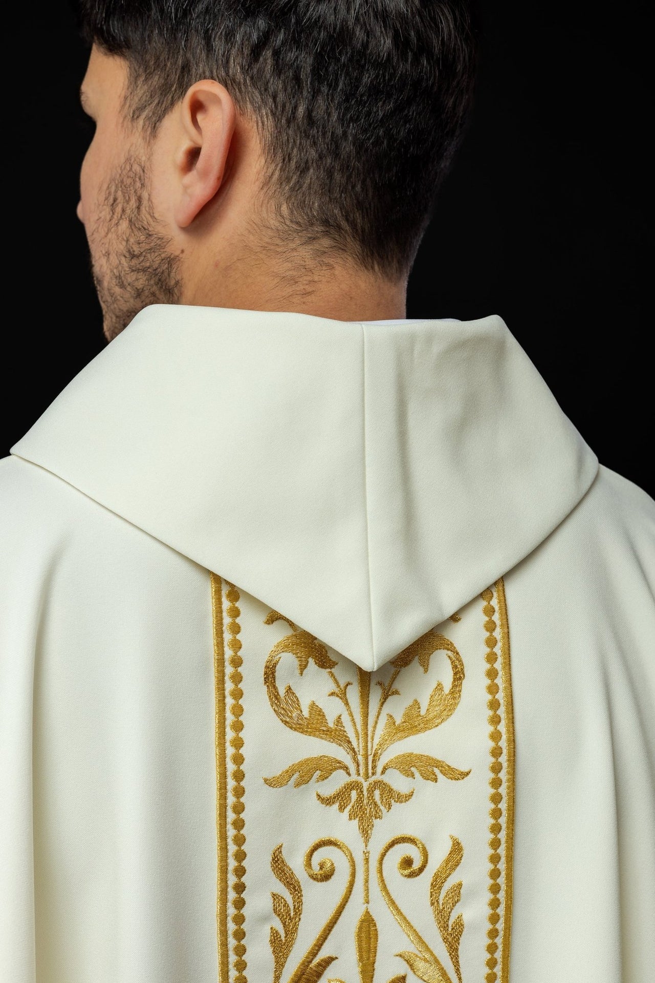 Ornat Liturgiczny Ecru z Haftowanym Pasem i Złotą Lamówką - alba.pl