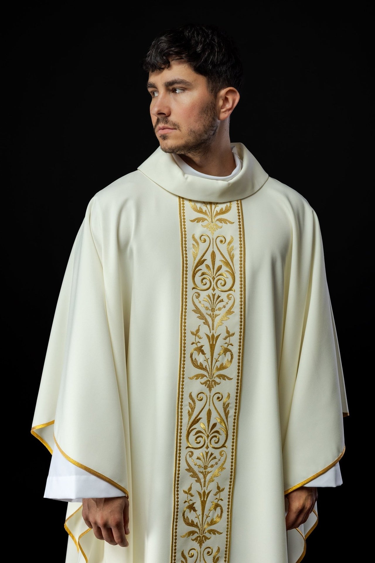 Ornat Liturgiczny Ecru z Haftowanym Pasem i Złotą Lamówką - alba.pl