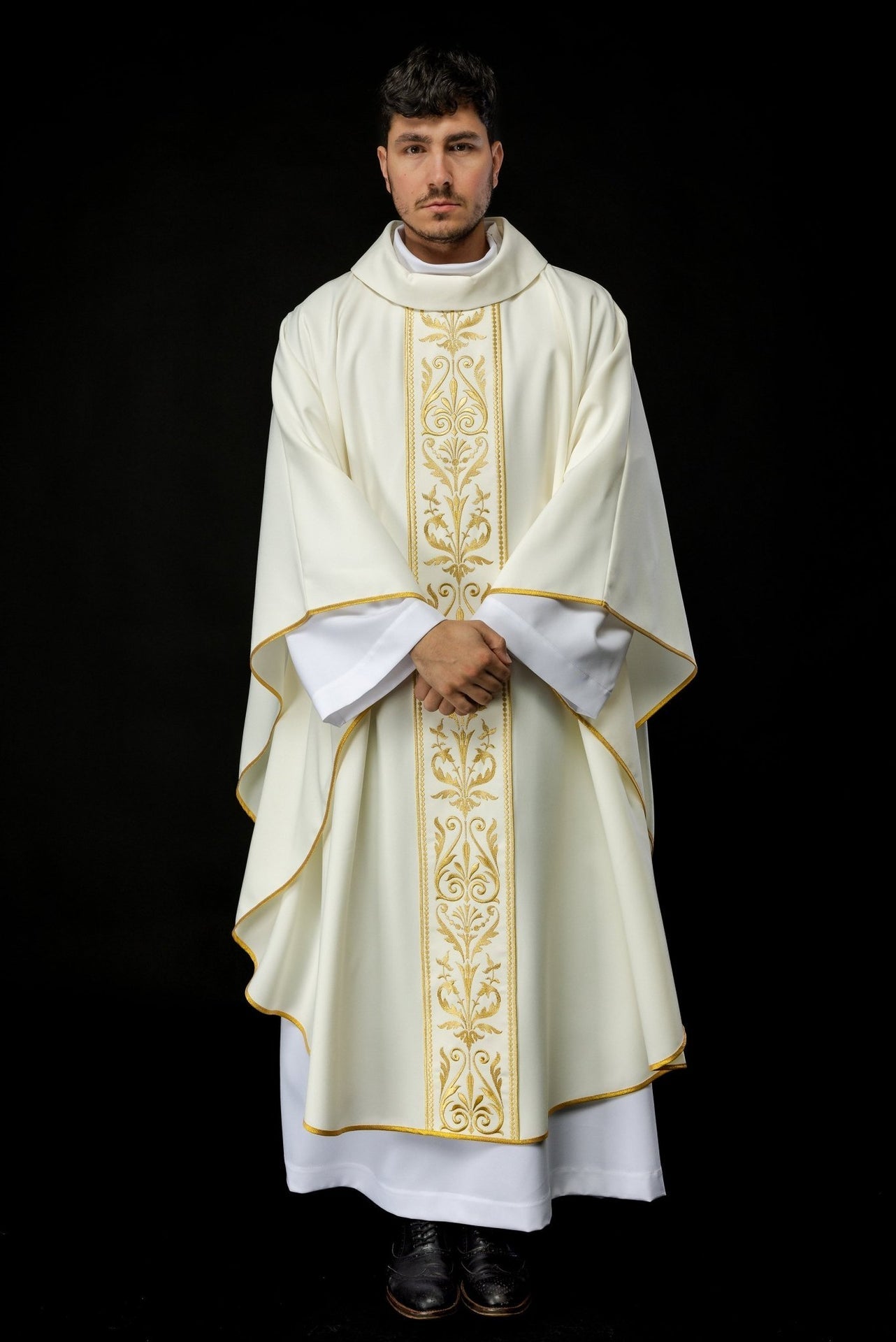Ornat Liturgiczny Ecru z Haftowanym Pasem i Złotą Lamówką - alba.pl