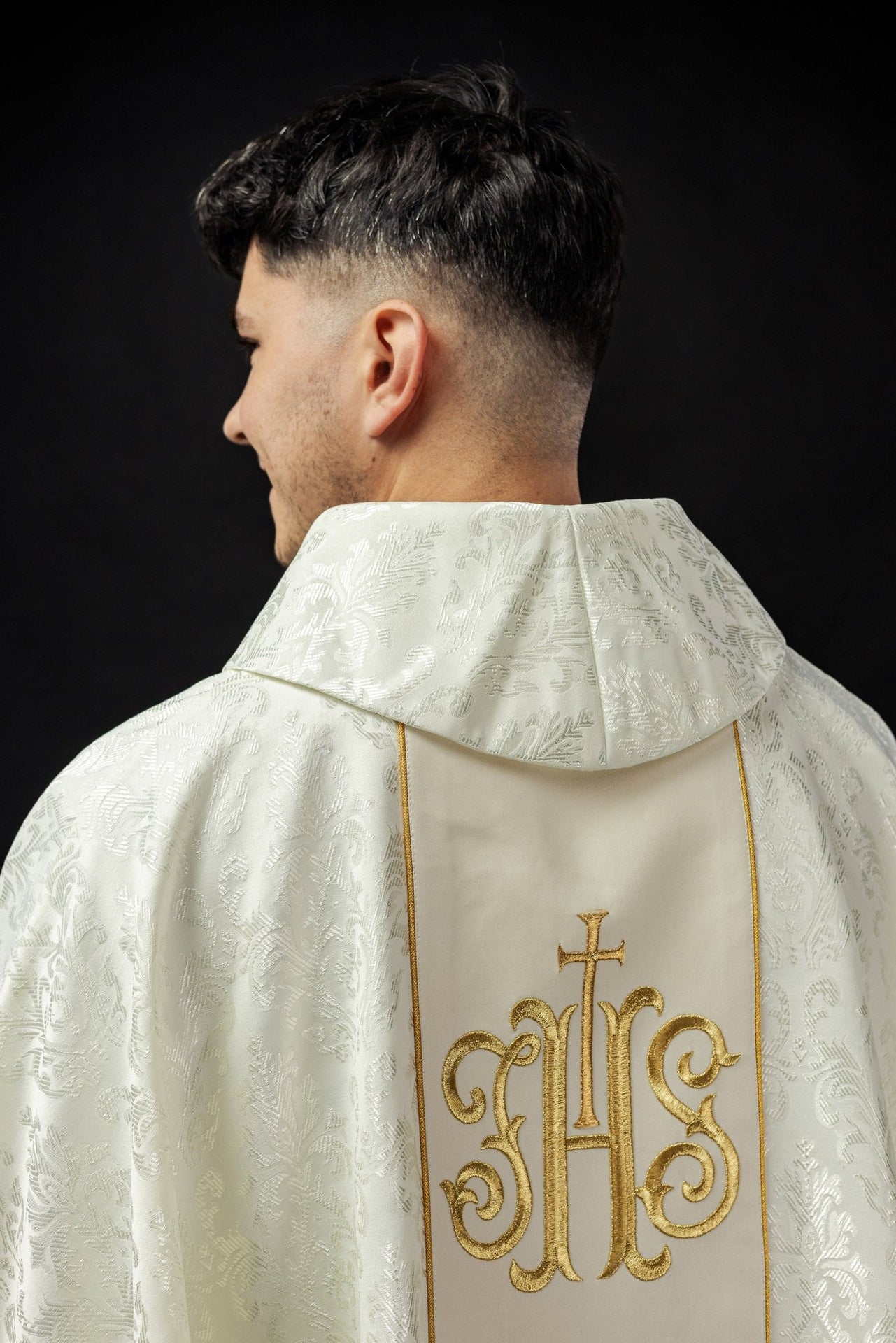 Ornat Liturgiczny Ecru z Haftowanym Pasem IHS - Elegancki - alba.pl