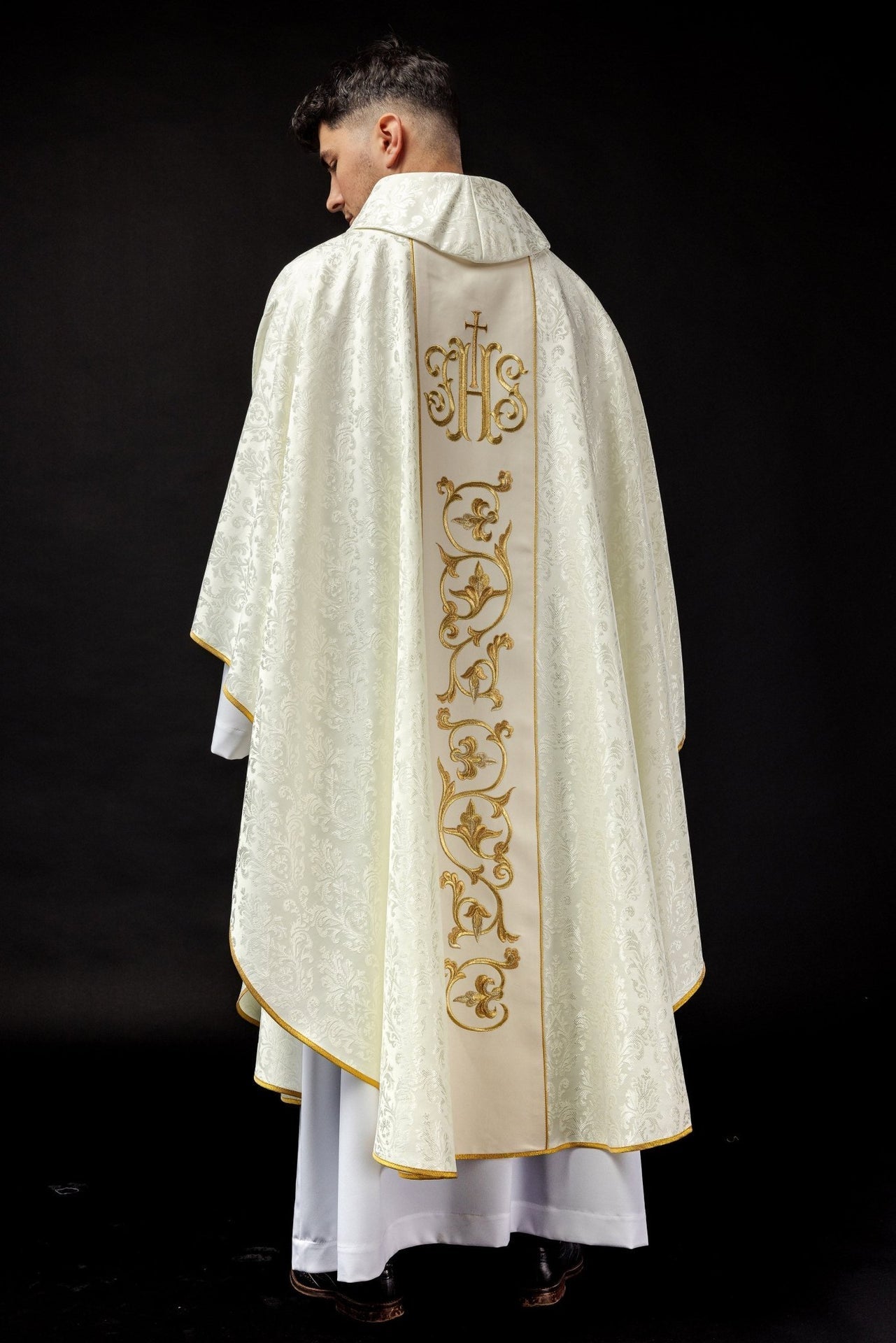 Ornat Liturgiczny Ecru z Haftowanym Pasem IHS - Elegancki - alba.pl
