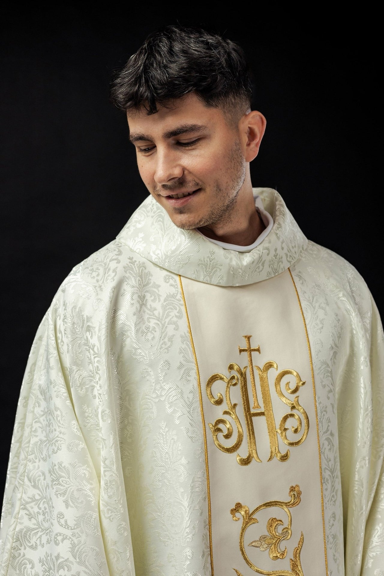 Ornat Liturgiczny Ecru z Haftowanym Pasem IHS - Elegancki - alba.pl