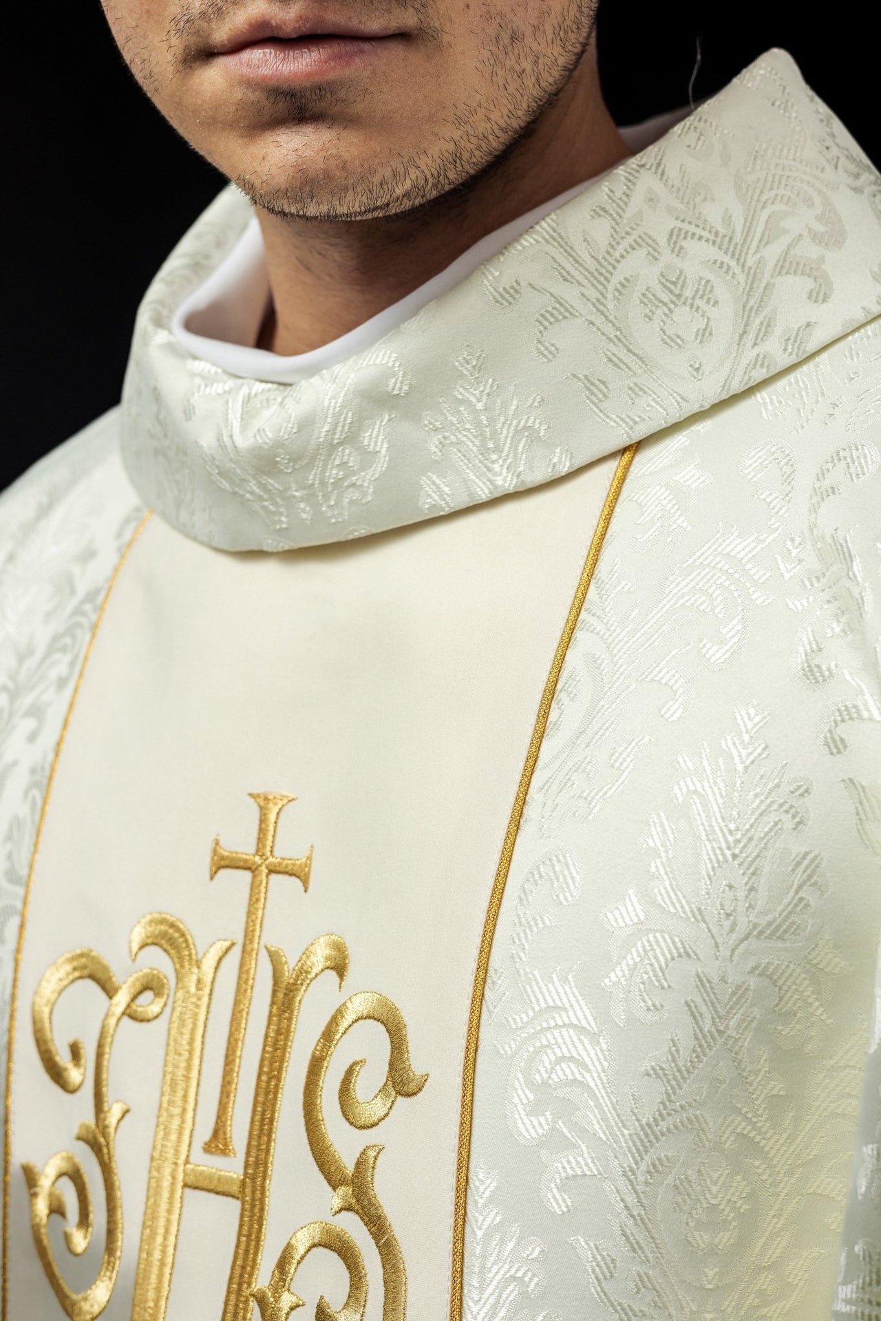 Ornat Liturgiczny Ecru z Haftowanym Pasem IHS - Elegancki - alba.pl