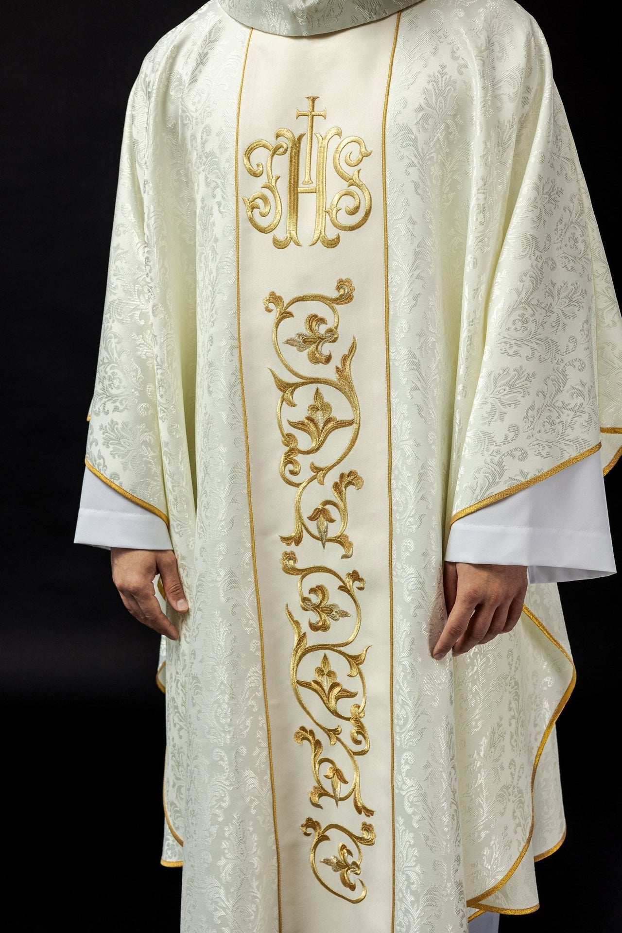 Ornat Liturgiczny Ecru z Haftowanym Pasem IHS - Elegancki - alba.pl