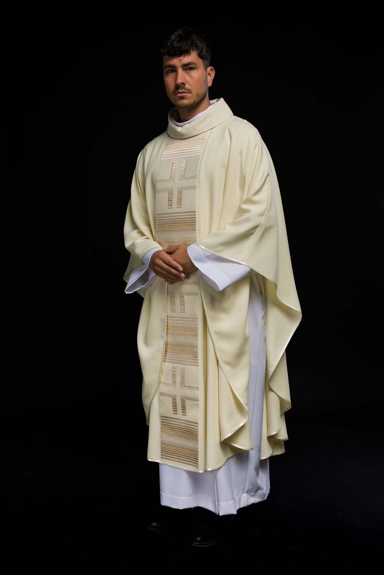 Ornat Liturgiczny Ecru z Haftowanymi Krzyżami - Elegancki i Wygodny - alba.pl