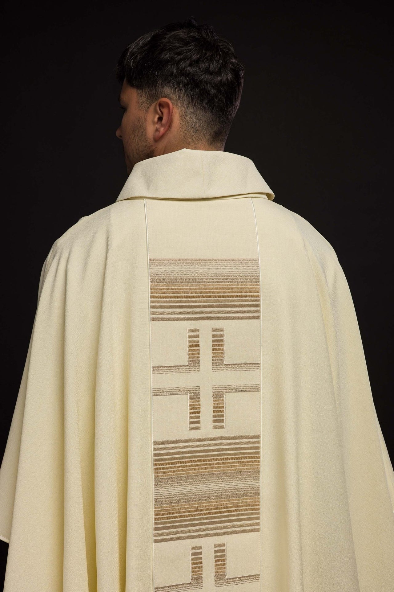 Ornat Liturgiczny Ecru z Haftowanymi Krzyżami - Elegancki i Wygodny - alba.pl