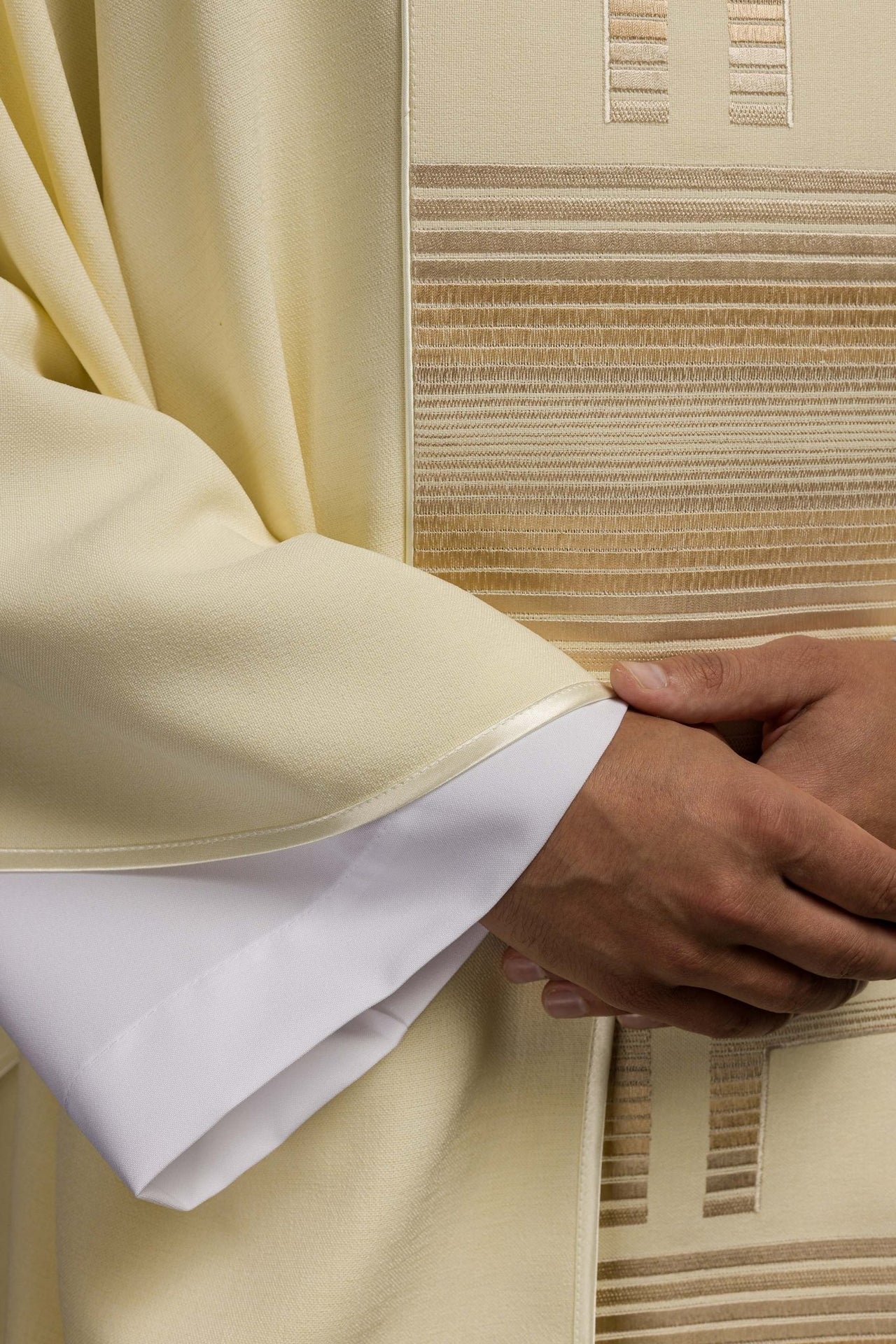 Ornat Liturgiczny Ecru z Haftowanymi Krzyżami - Elegancki i Wygodny - alba.pl