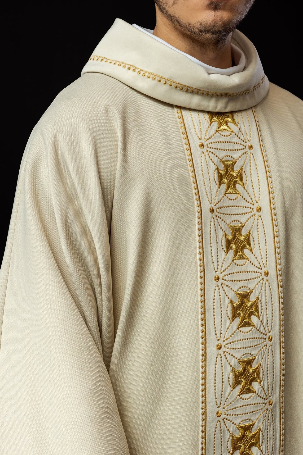 Ornat Liturgiczny Ecru z Krzyżami Haftowanymi Złotem - Polski Produkt - alba.pl